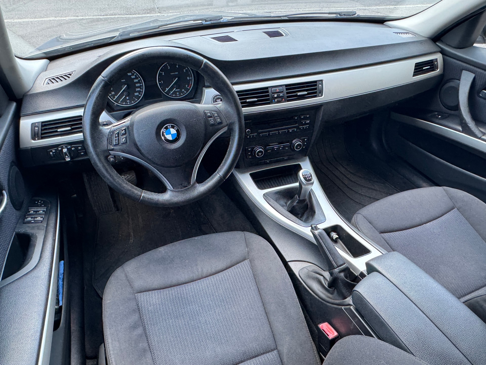 BMW 318i Touring-image-10
