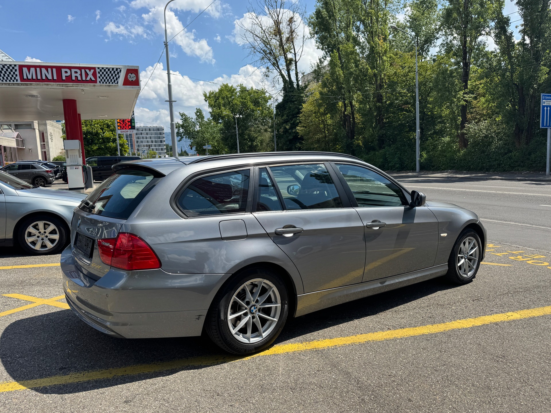 BMW 318i Touring-image-4