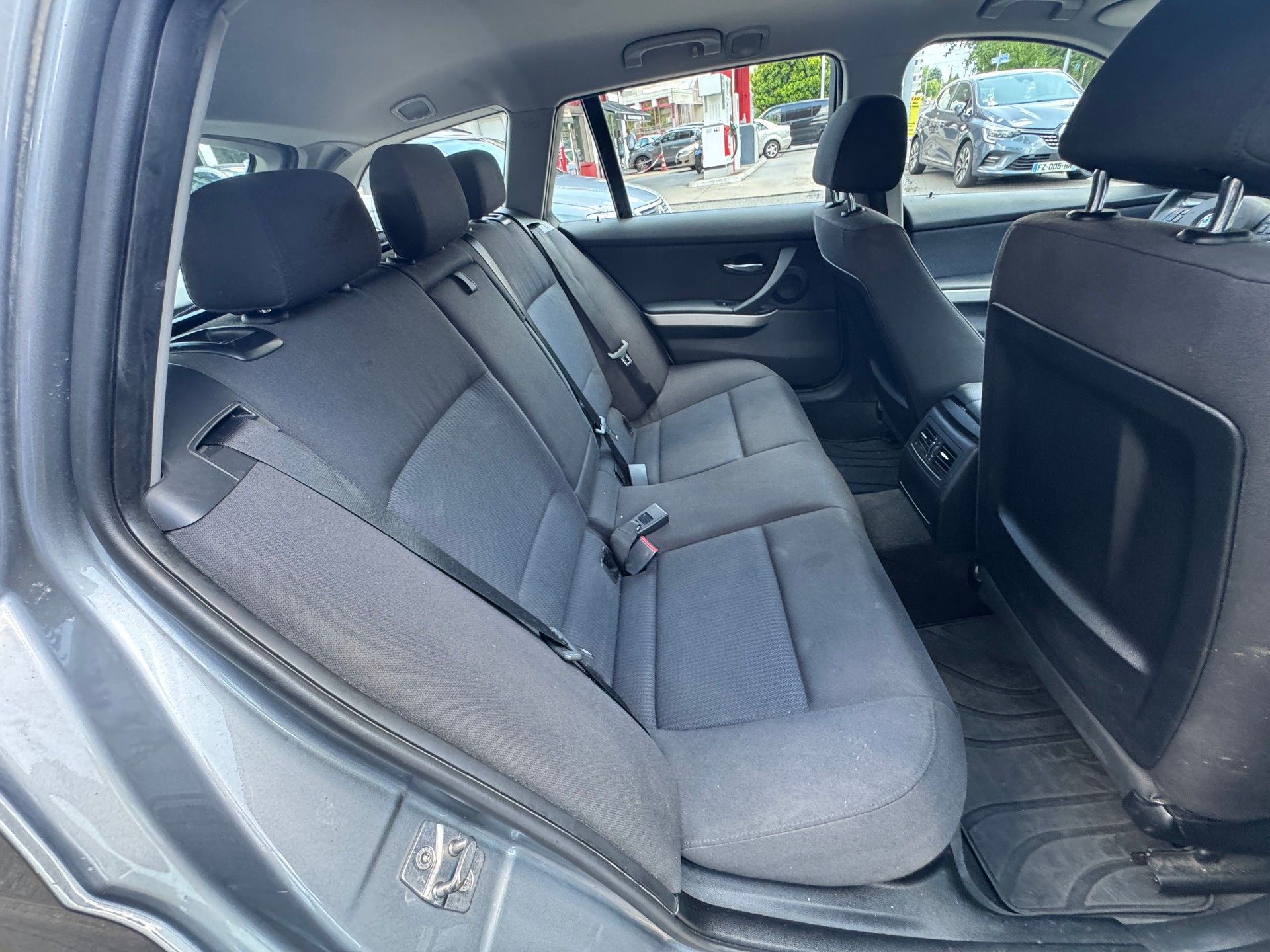 BMW 318i Touring-image-9