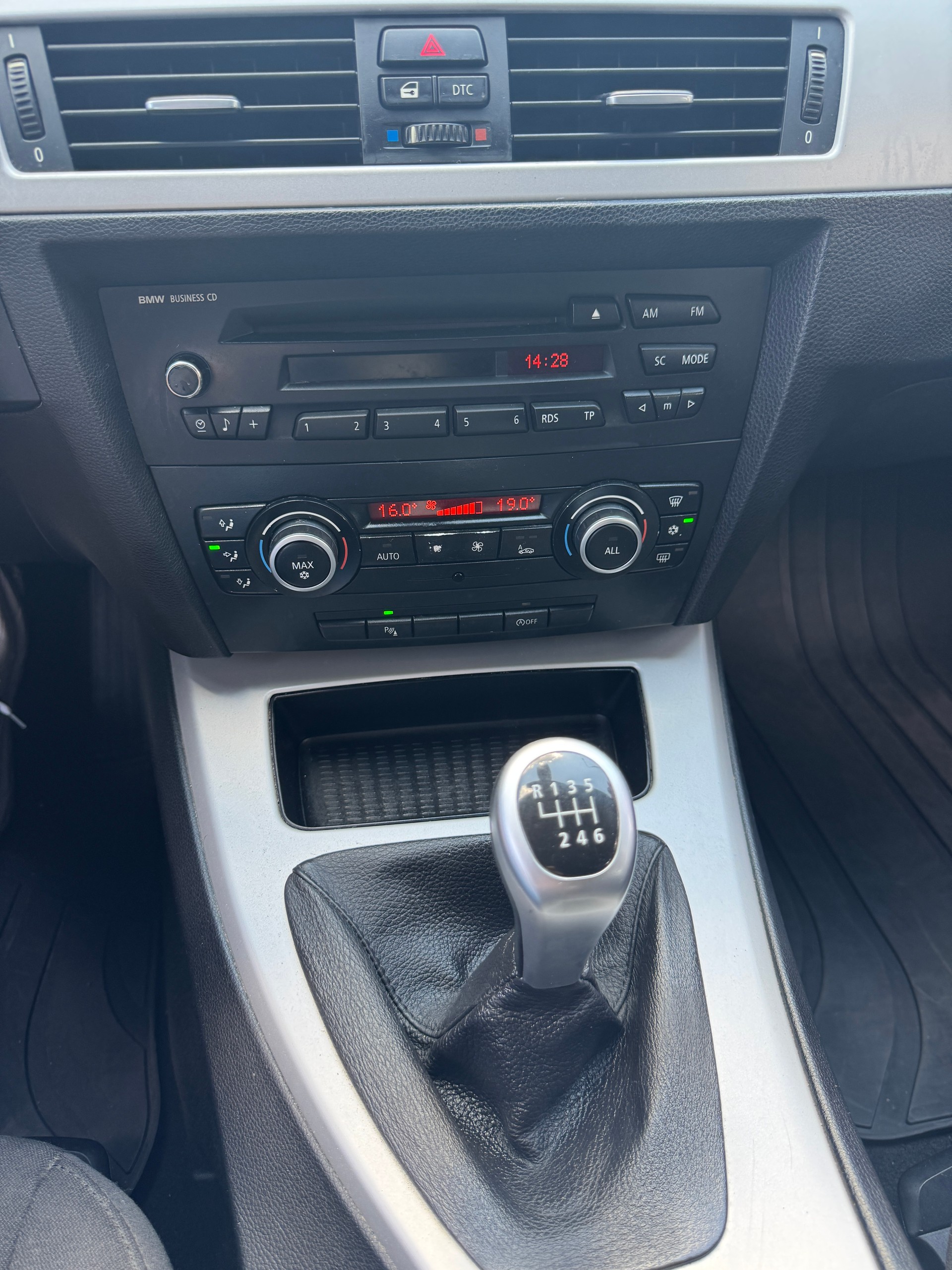 BMW 318i Touring-image-11