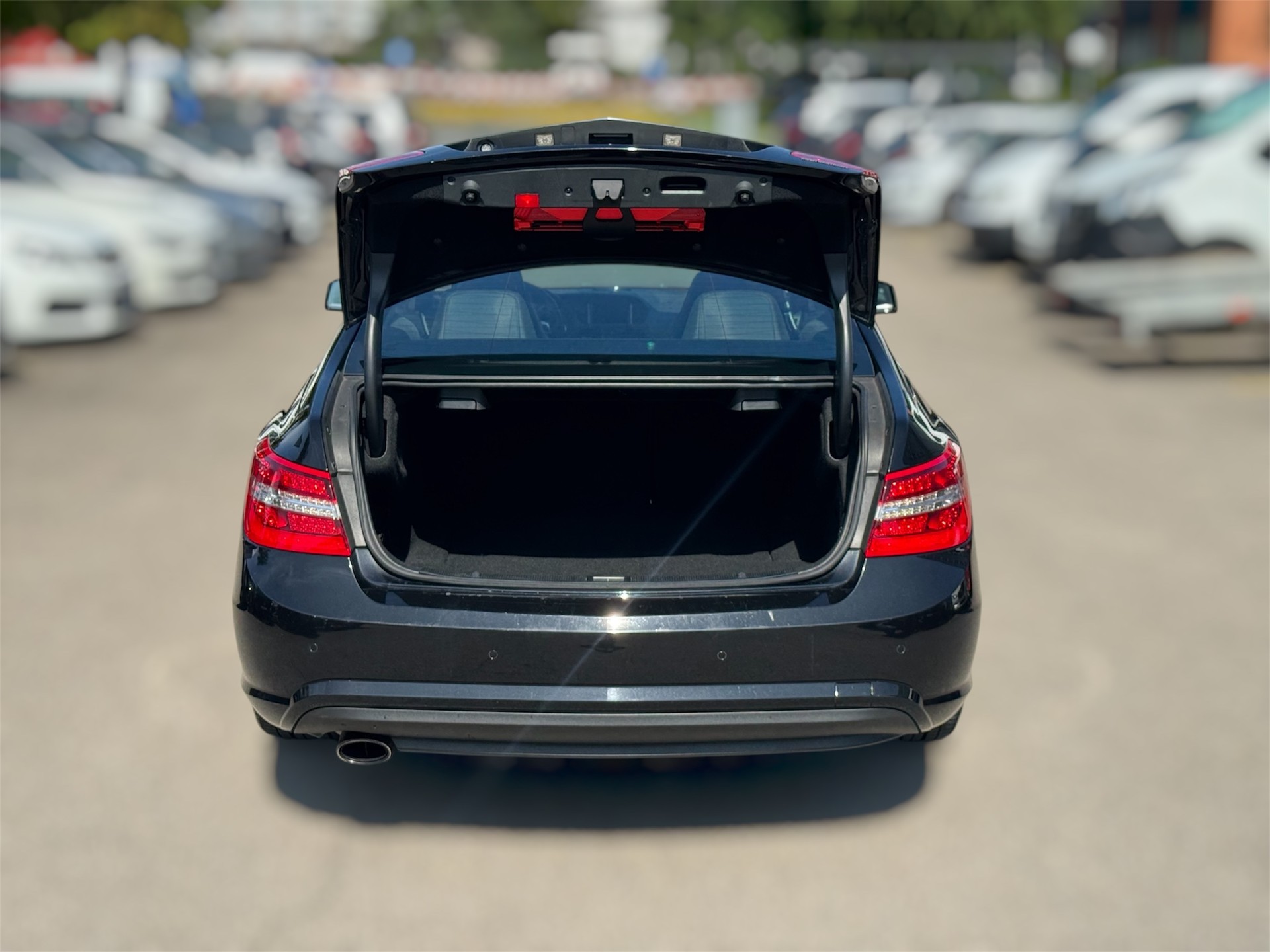MERCEDES-BENZ E 200-image-4