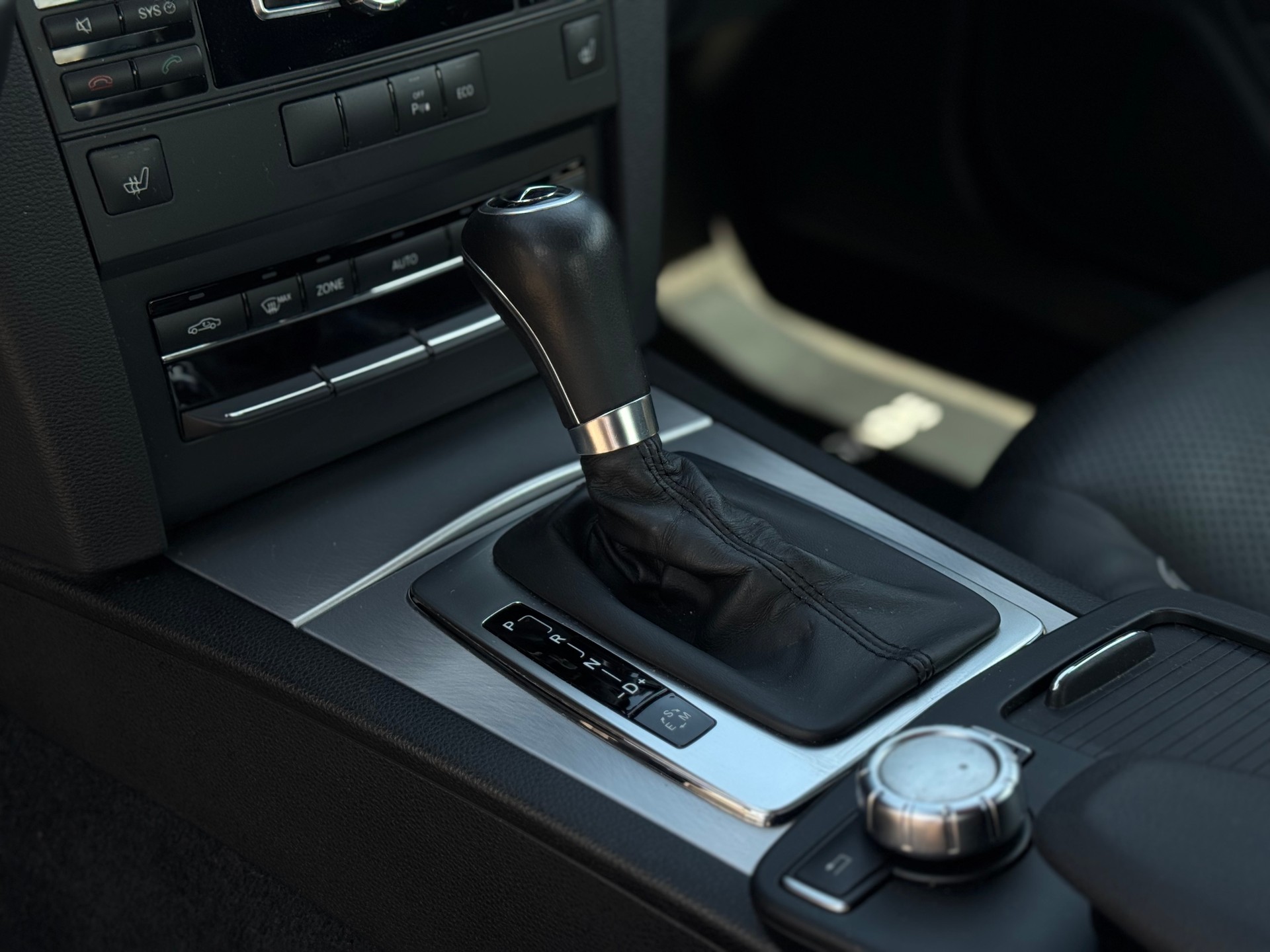 MERCEDES-BENZ E 200-image-11