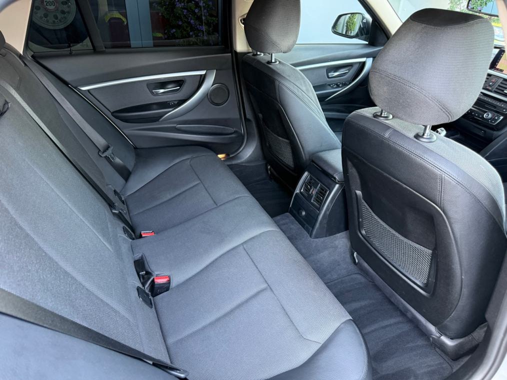 BMW 320d xDrive Touring Edition Sport Line Steptronic-image-10
