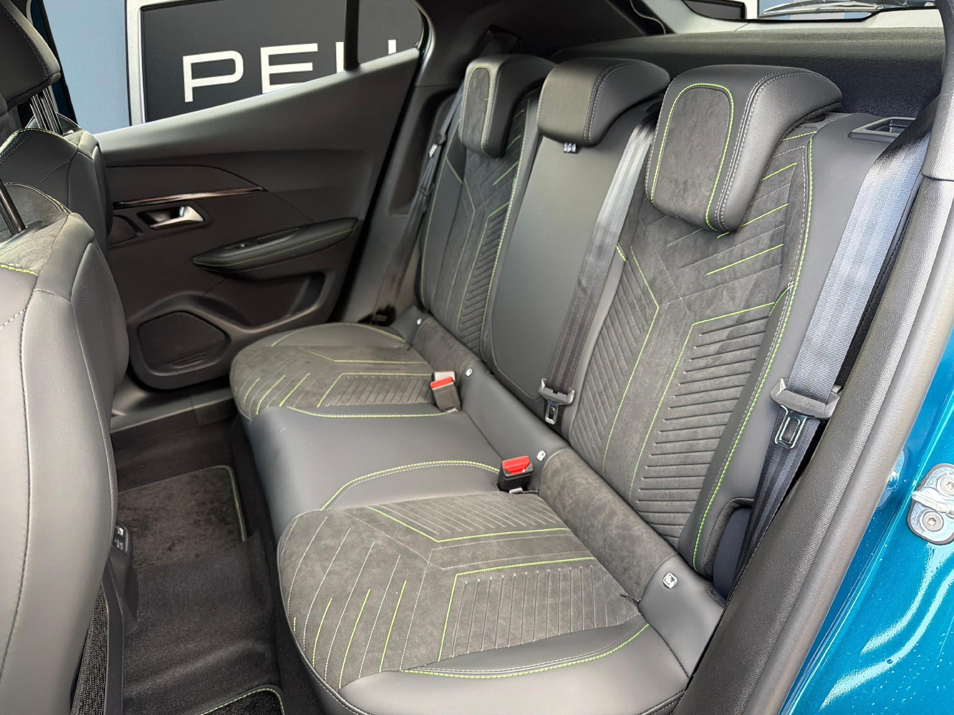 PEUGEOT 2008 1.2 Hybrid 145 GT Exclusive-image-10