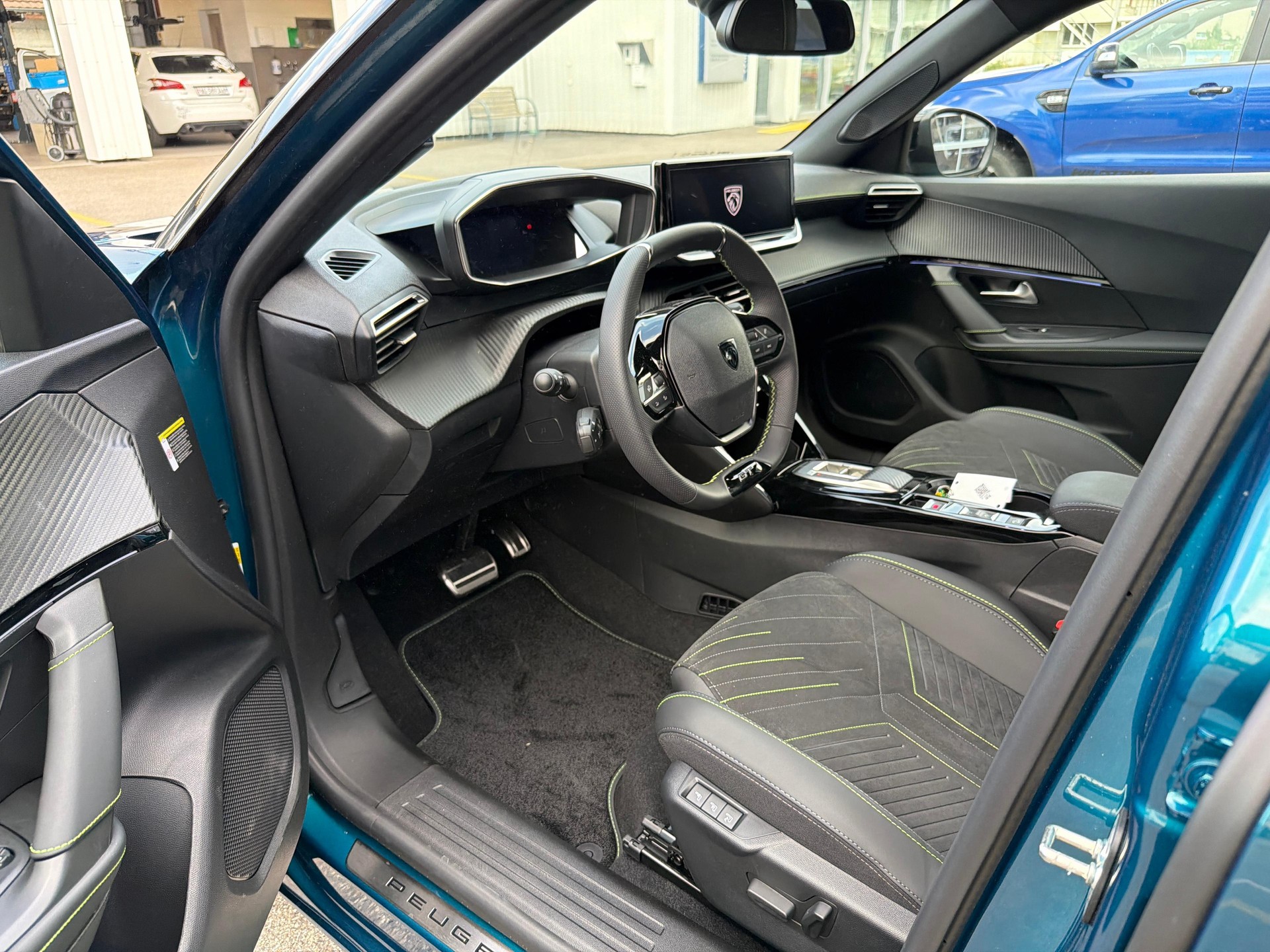 PEUGEOT 2008 1.2 Hybrid 145 GT Exclusive-image-12