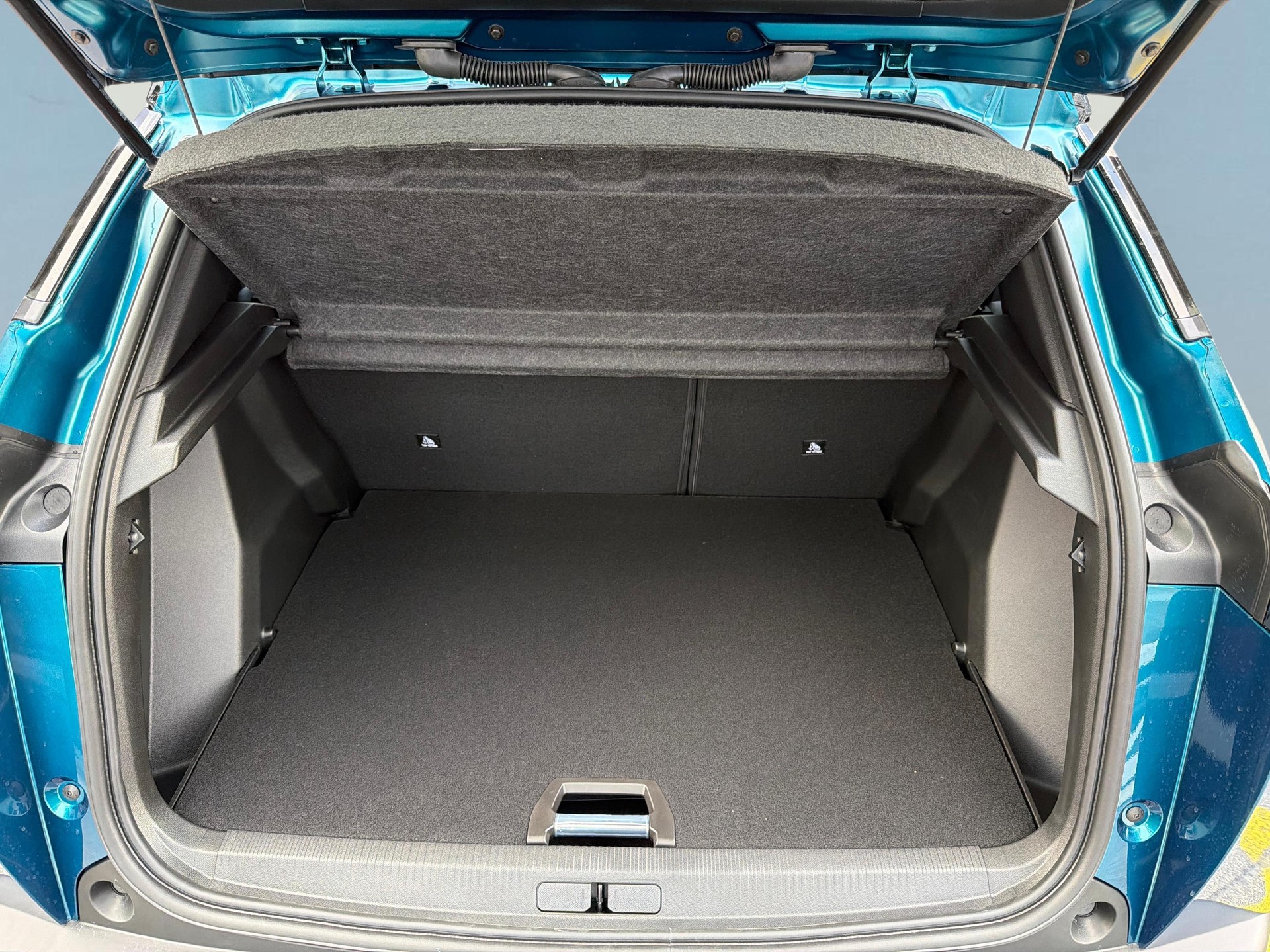 PEUGEOT 2008 1.2 Hybrid 145 GT Exclusive-image-11