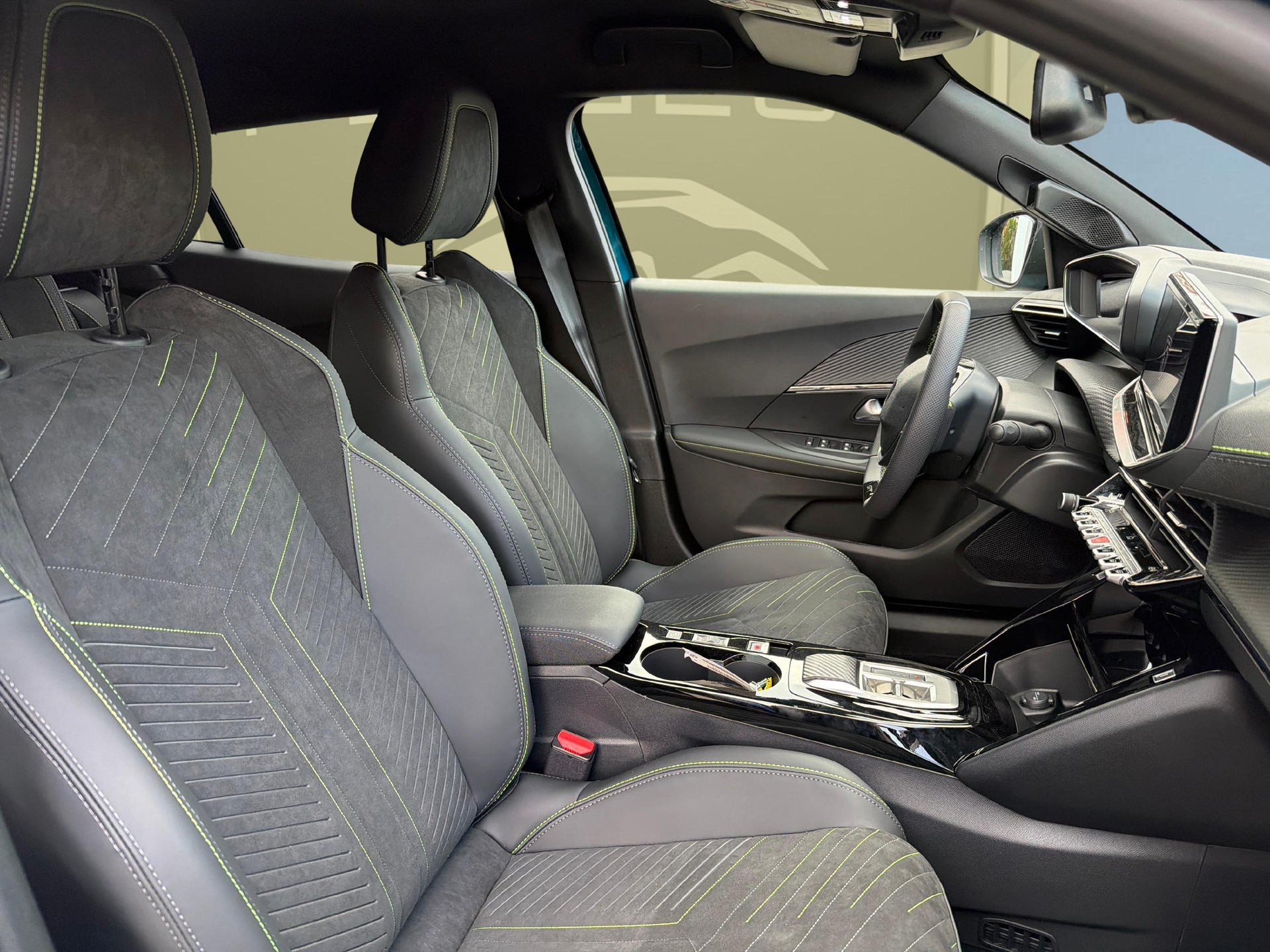 PEUGEOT 2008 1.2 Hybrid 145 GT Exclusive-image-9