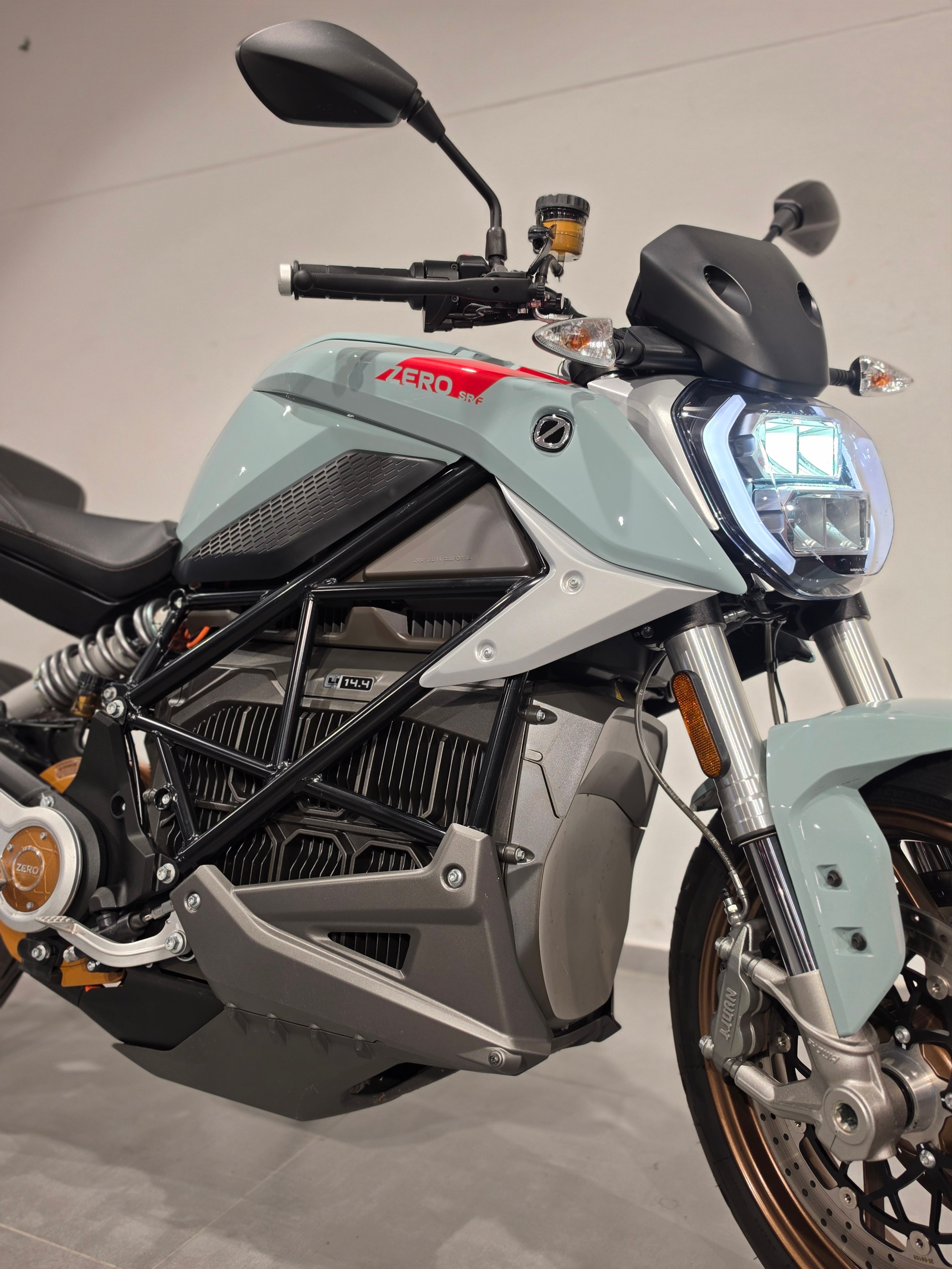ZERO SR F Premium-showroom-element-2