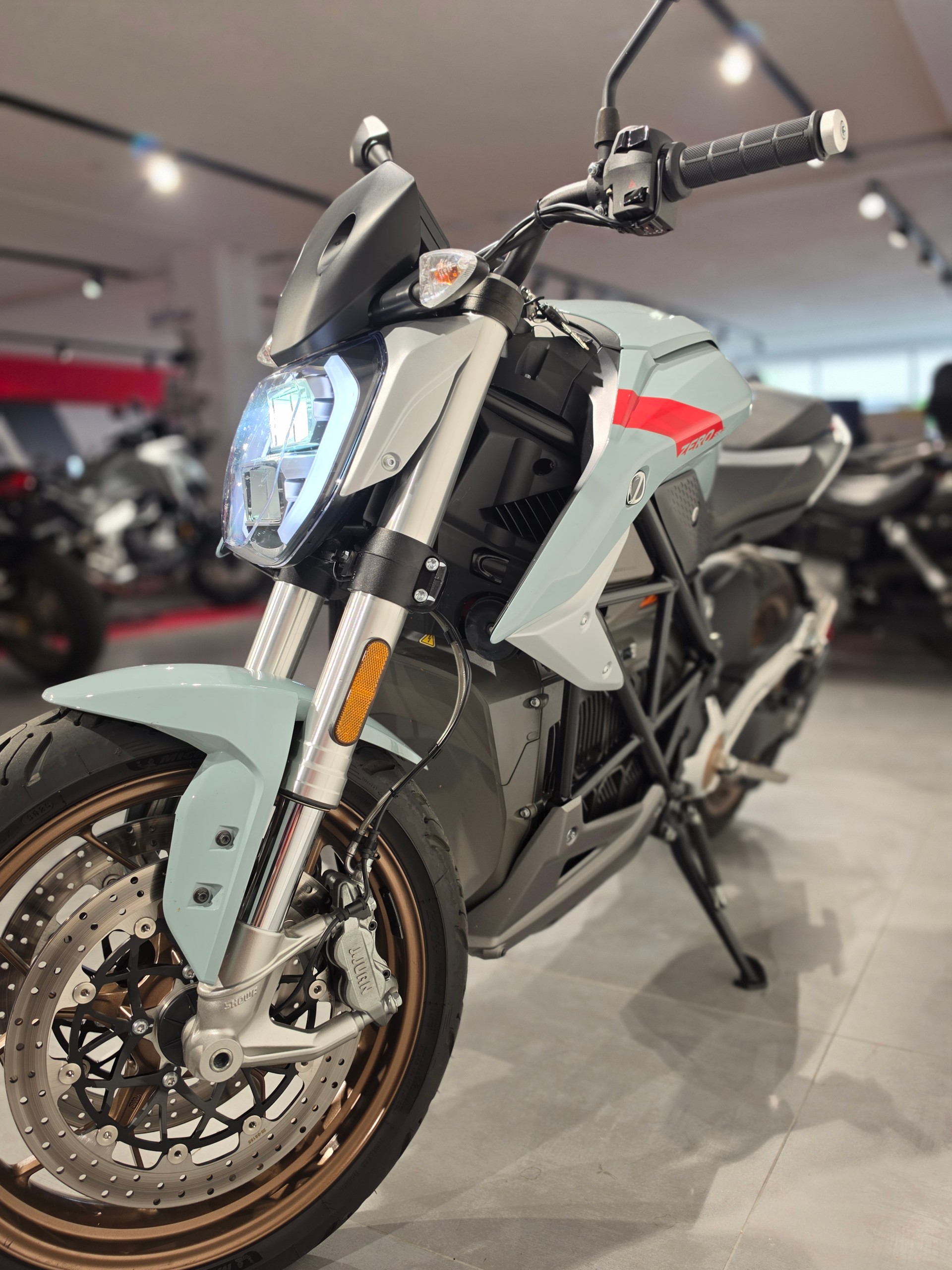 ZERO SR F Premium-showroom-element-3