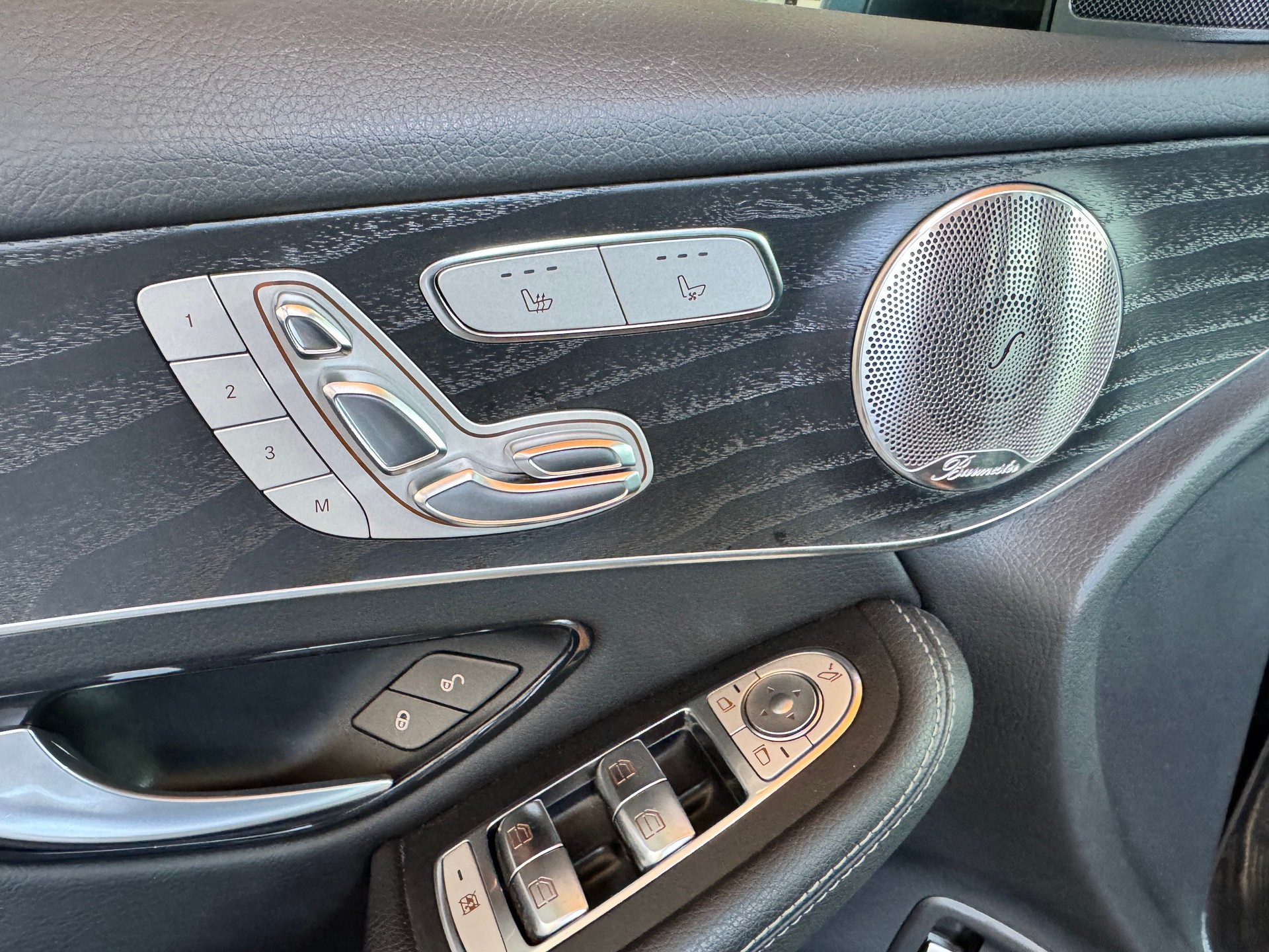 MERCEDES-BENZ GLC 300 e AMG Line 4Matic 9G-Tronic-image-6