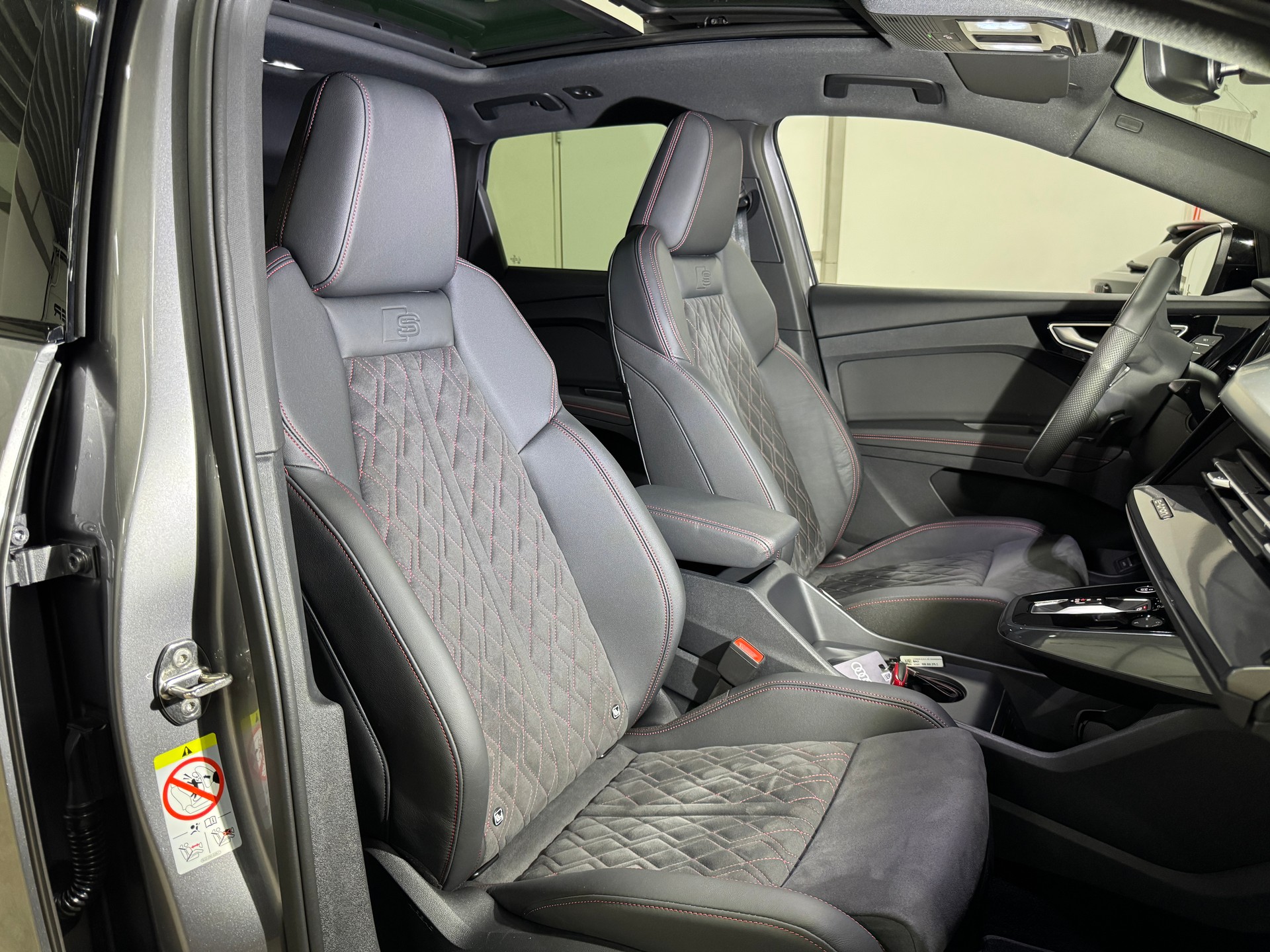 AUDI Q4 e-tron 45 S-Line Edition Swiss Ski quattro 82kWh / TOP-Ausstattung / CH-Fahrzeug-image-9