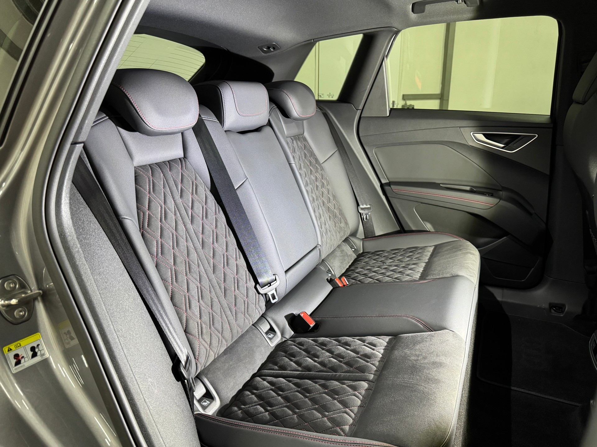 AUDI Q4 e-tron 45 S-Line Edition Swiss Ski quattro 82kWh / TOP-Ausstattung / CH-Fahrzeug-image-12