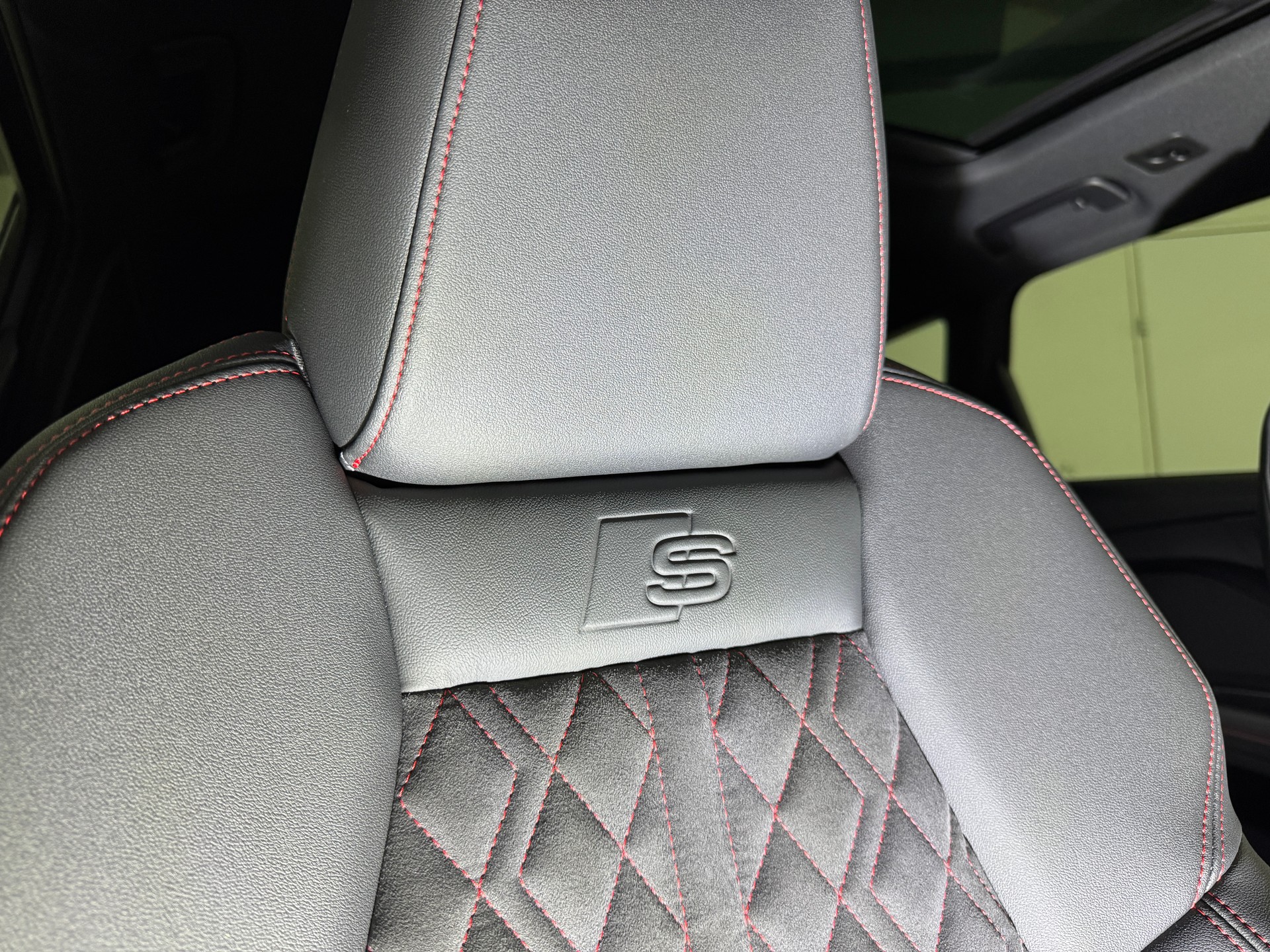 AUDI Q4 e-tron 45 S-Line Edition Swiss Ski quattro 82kWh / TOP-Ausstattung / CH-Fahrzeug-image-11