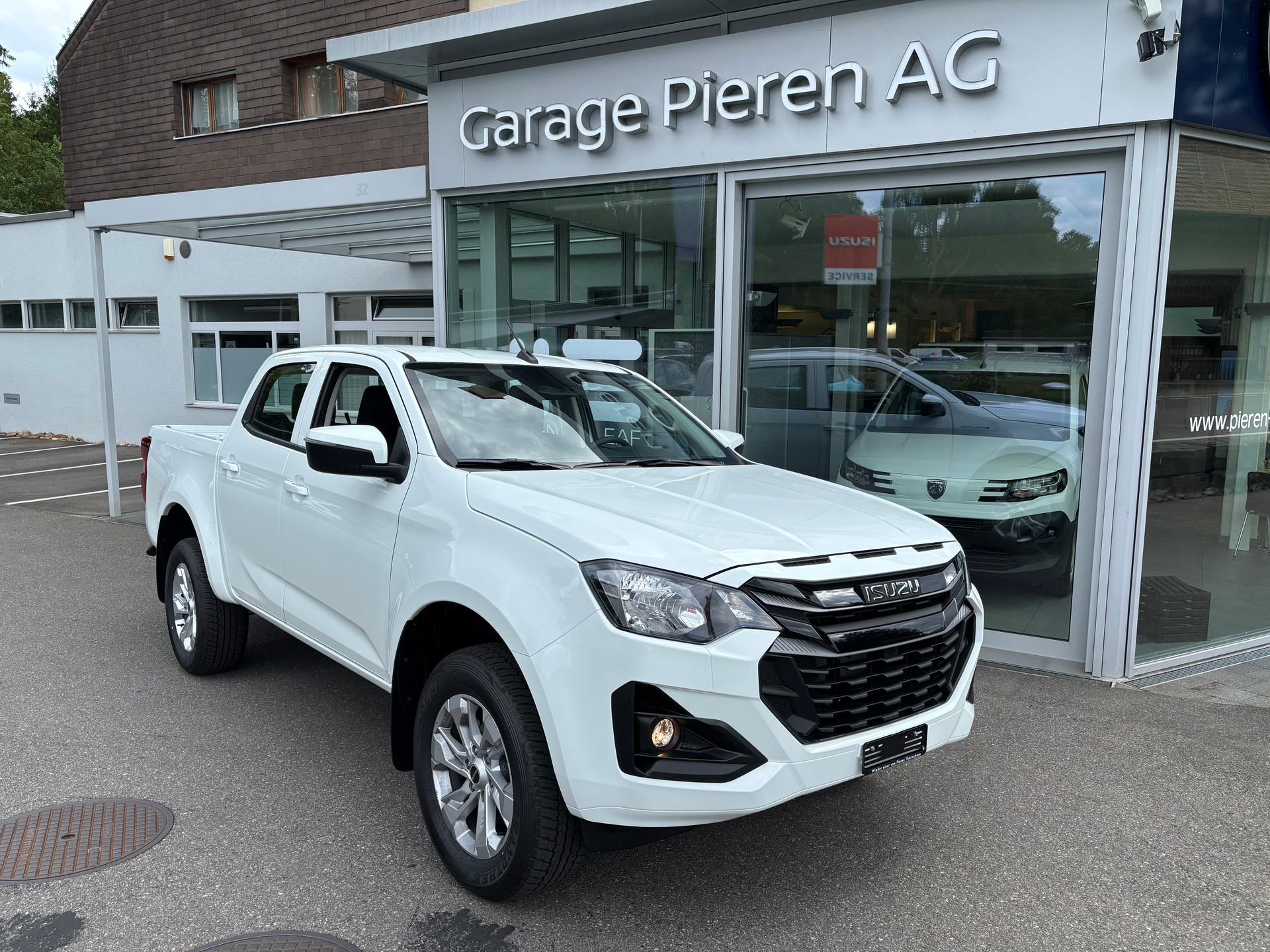 ISUZU D-MAX 2.2 Crew Cab Evolution 4x4 Automat-image-0
