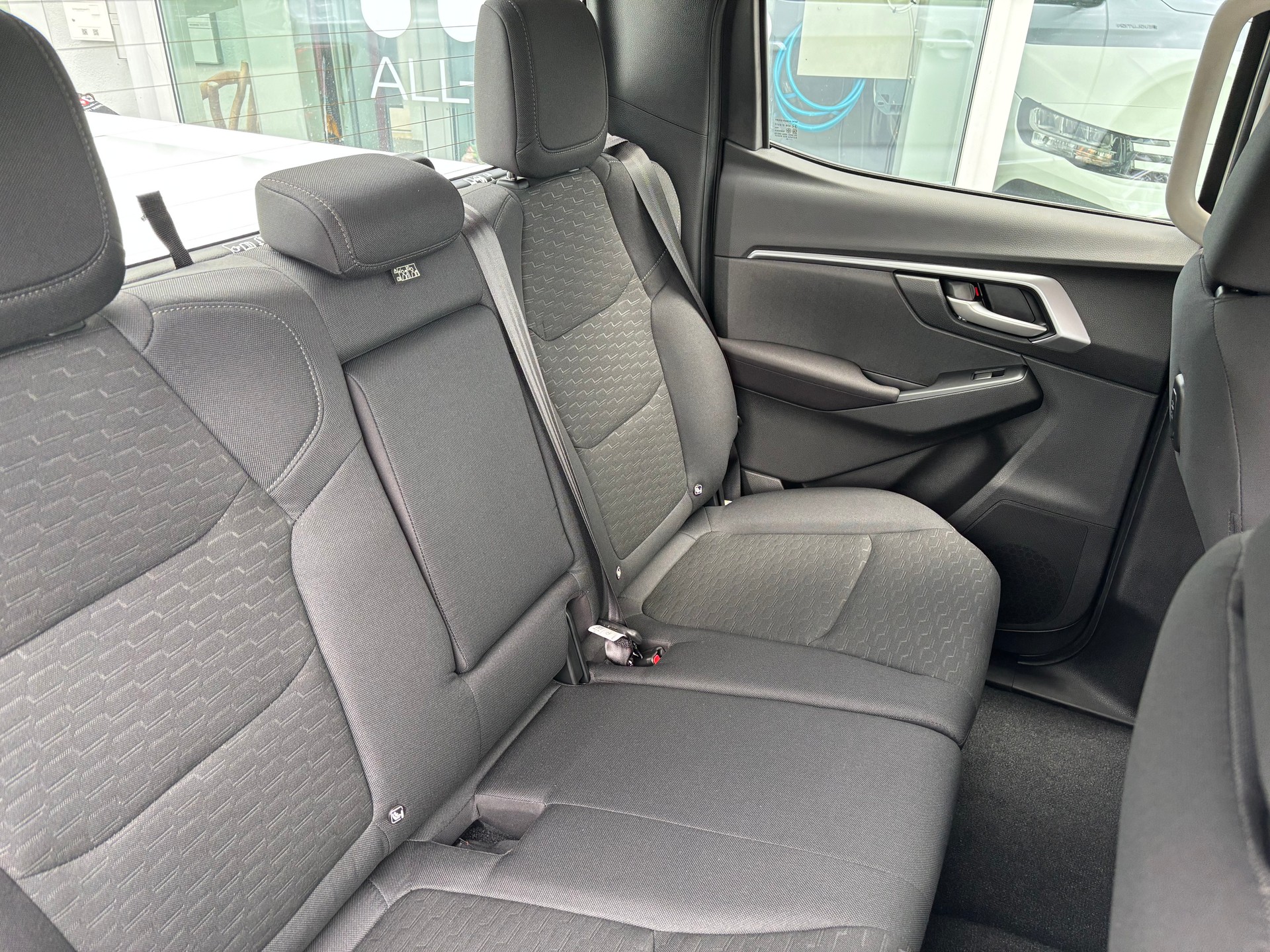 ISUZU D-MAX 2.2 Crew Cab Evolution 4x4 Automat-image-6