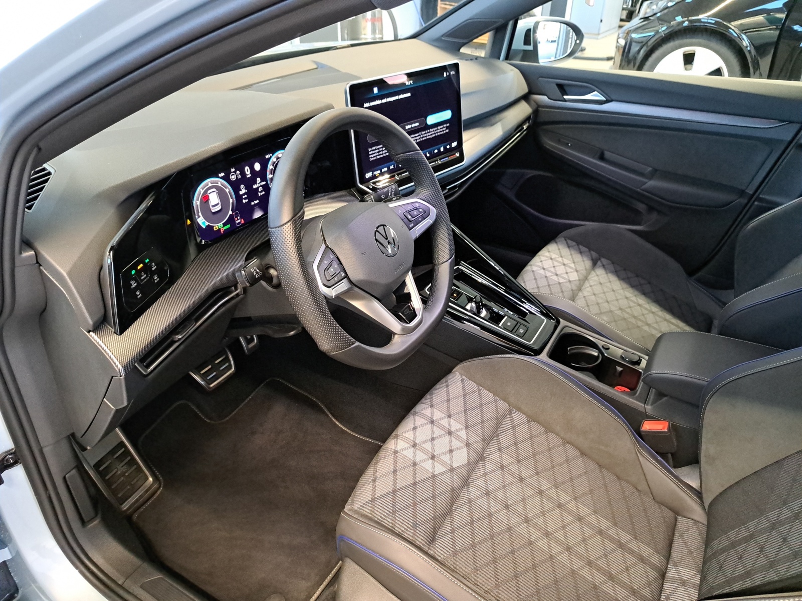 VW Golf 1.5 e TSI mHEV R-Line DSG-image-17