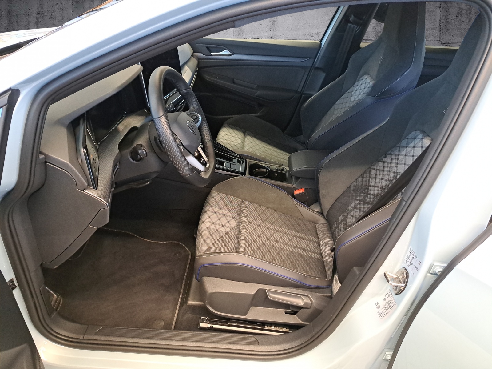 VW Golf 1.5 e TSI mHEV R-Line DSG-image-9