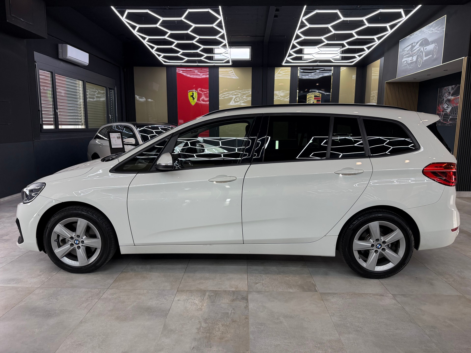 BMW 220d xDrive Gran Tourer Steptronic-image-7