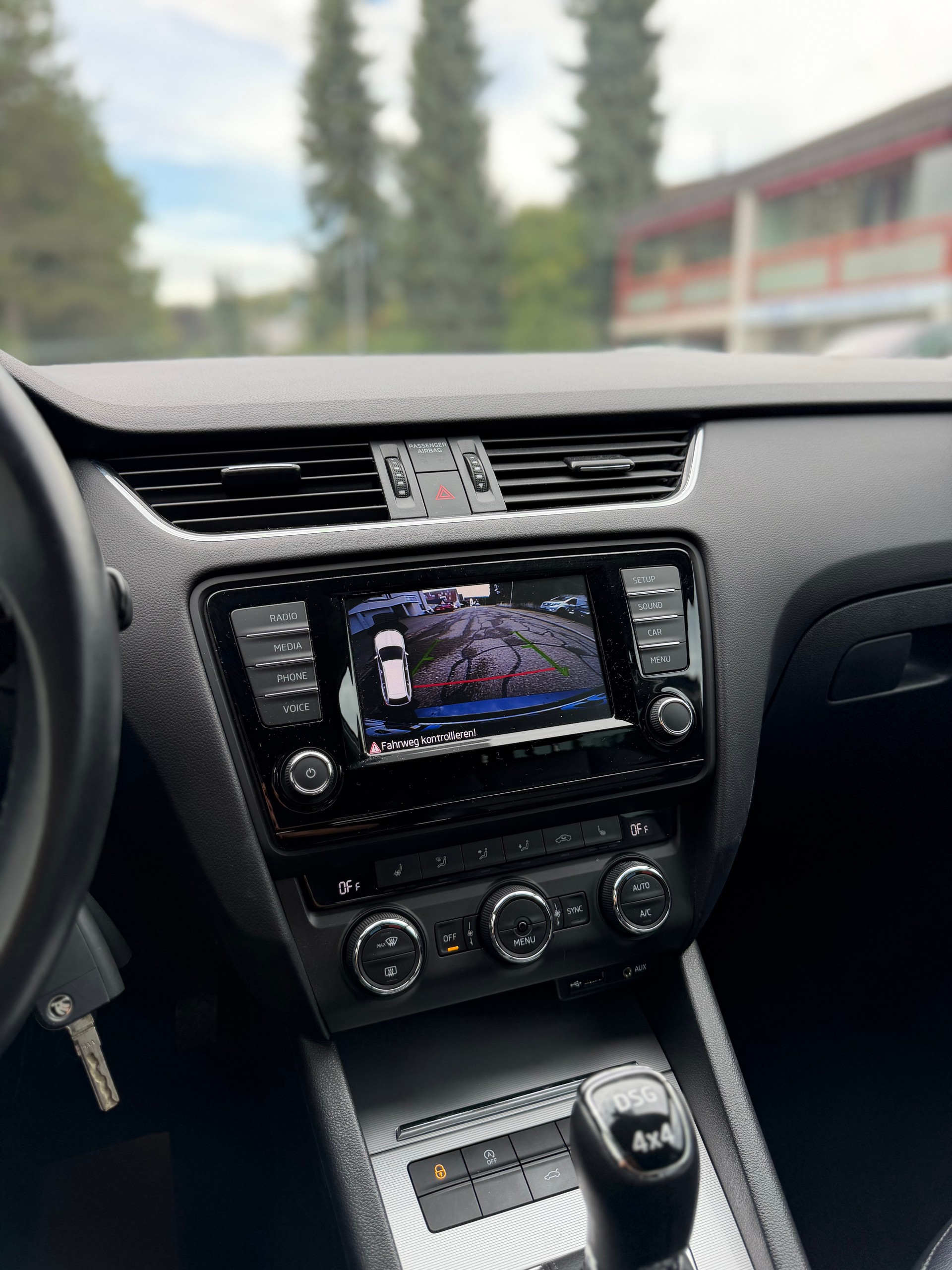 SKODA Octavia Combi 1.8 TSI Style 4x4 DSG-image-10