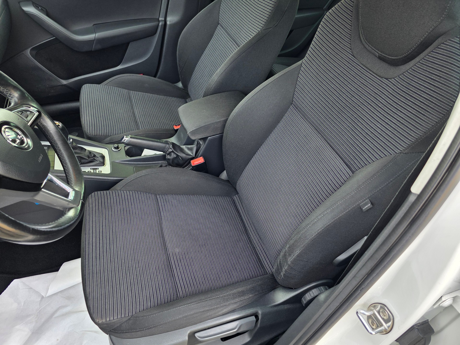 SKODA Octavia Combi 1.8 TSI Ambition 4x4 DSG-image-19