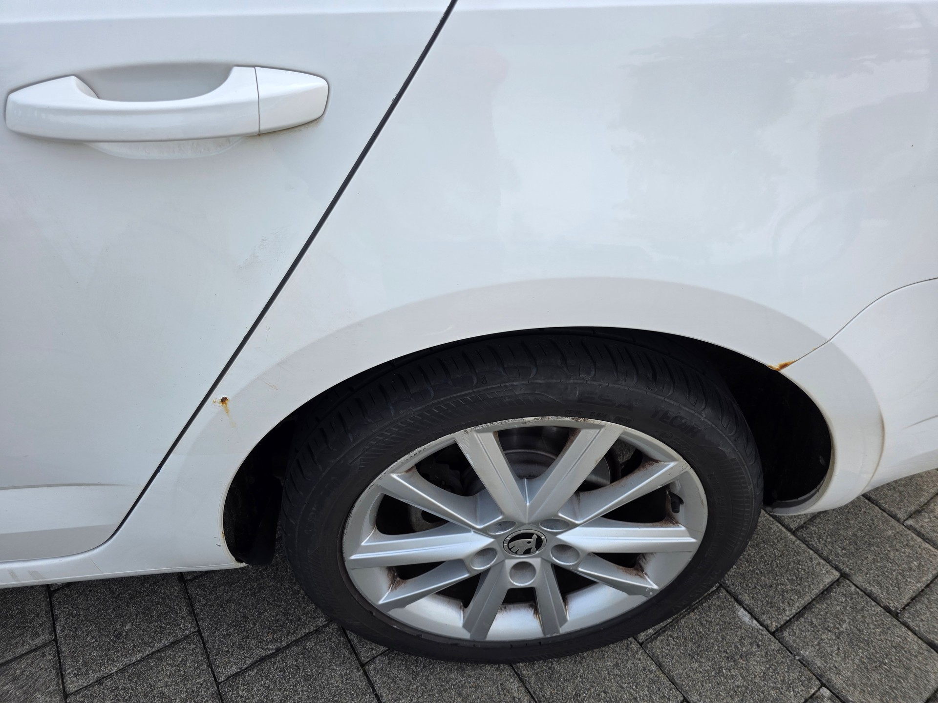 SKODA Octavia Combi 1.8 TSI Ambition 4x4 DSG-image-8
