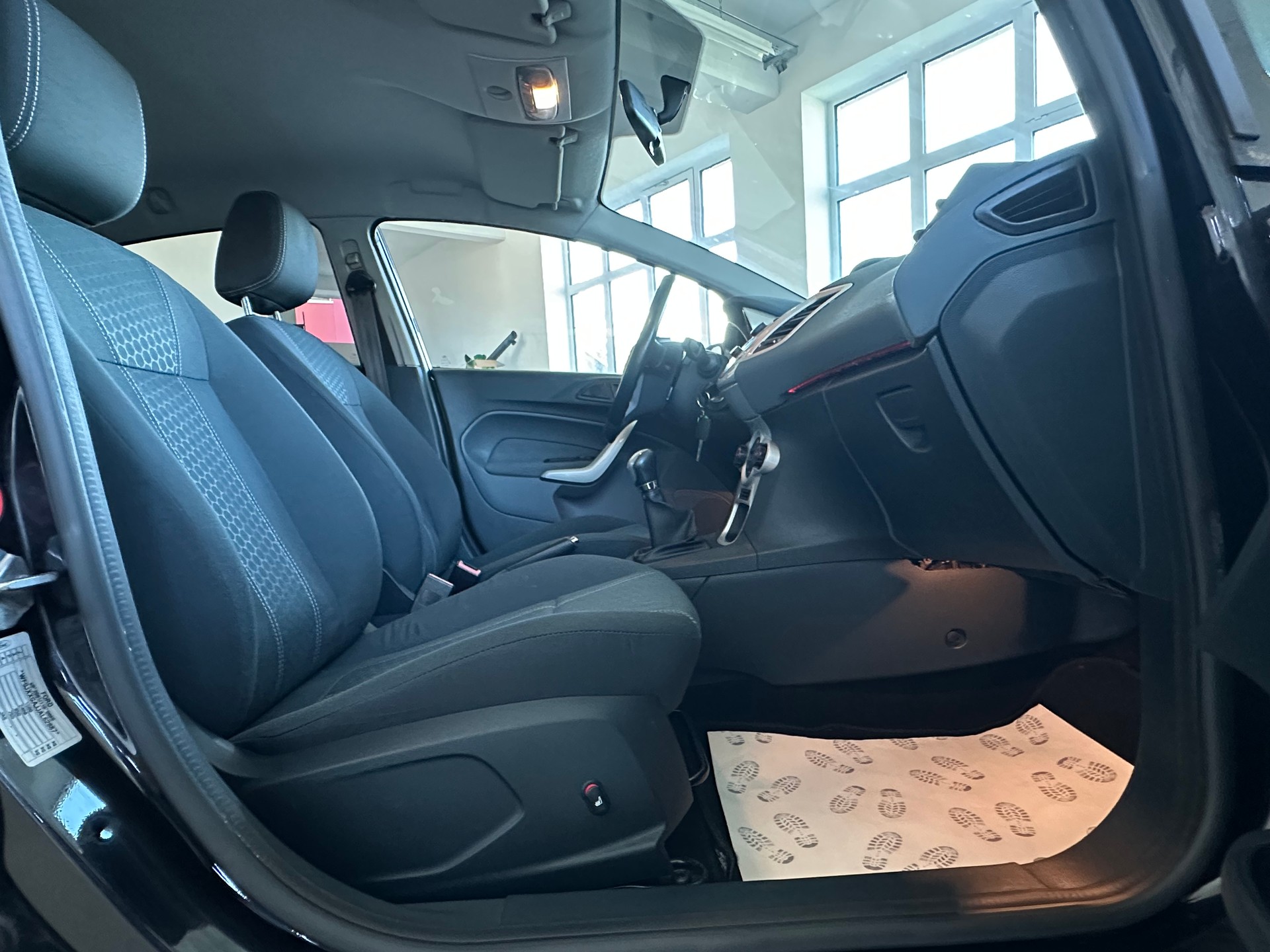 FORD Fiesta 1.6 16V Titanium-image-21