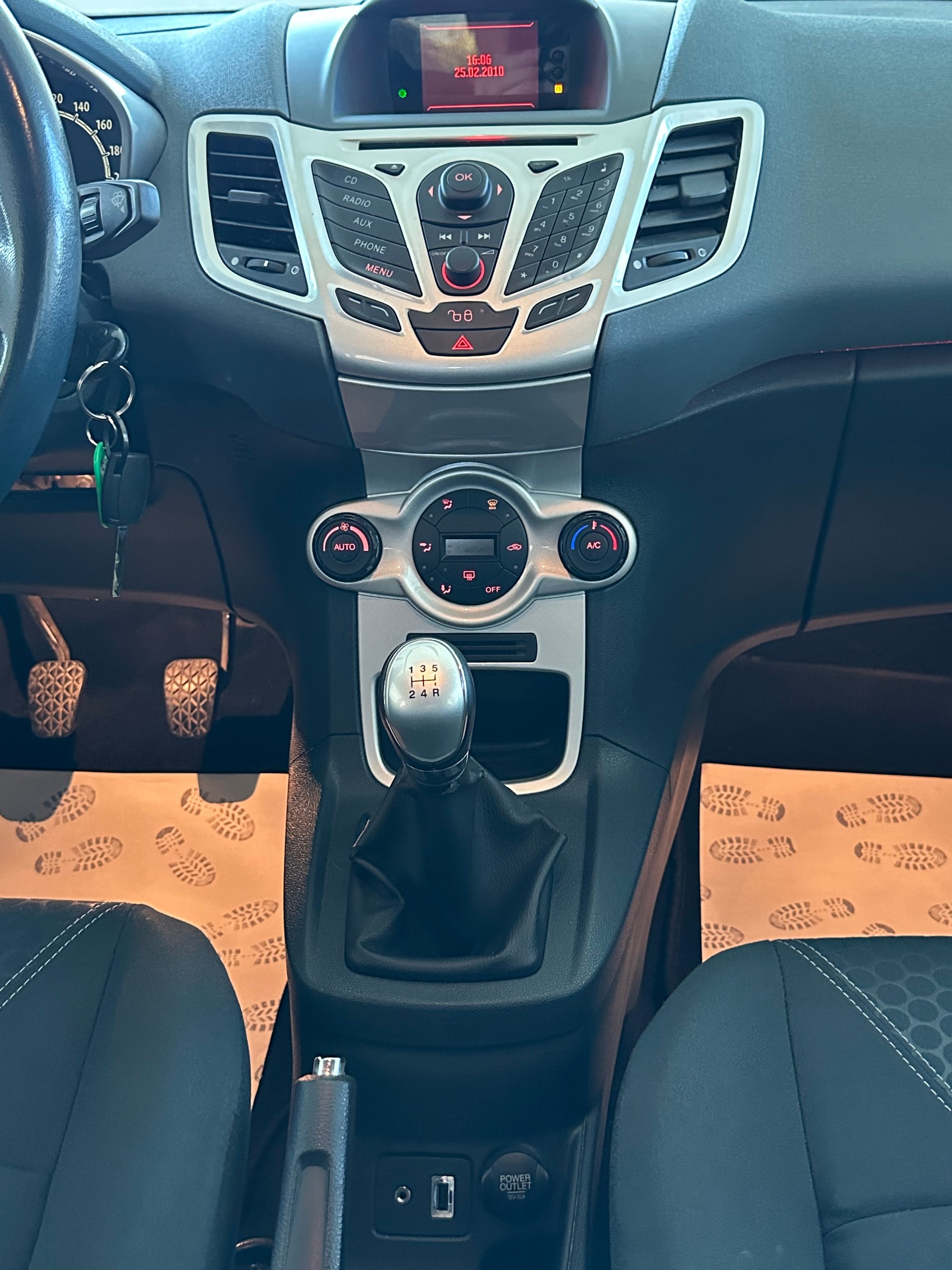 FORD Fiesta 1.6 16V Titanium-image-28