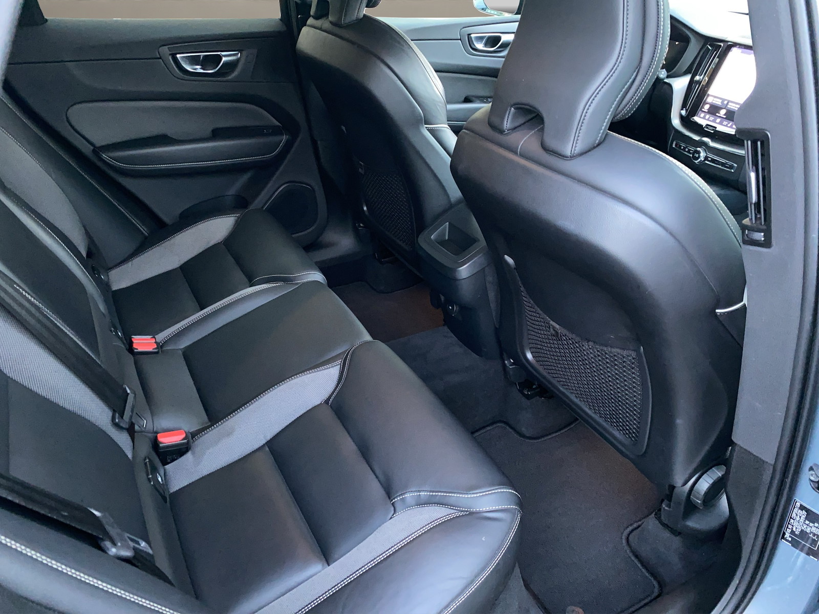 VOLVO XC60 2.0 B4 MH R-Design AWD-image-11