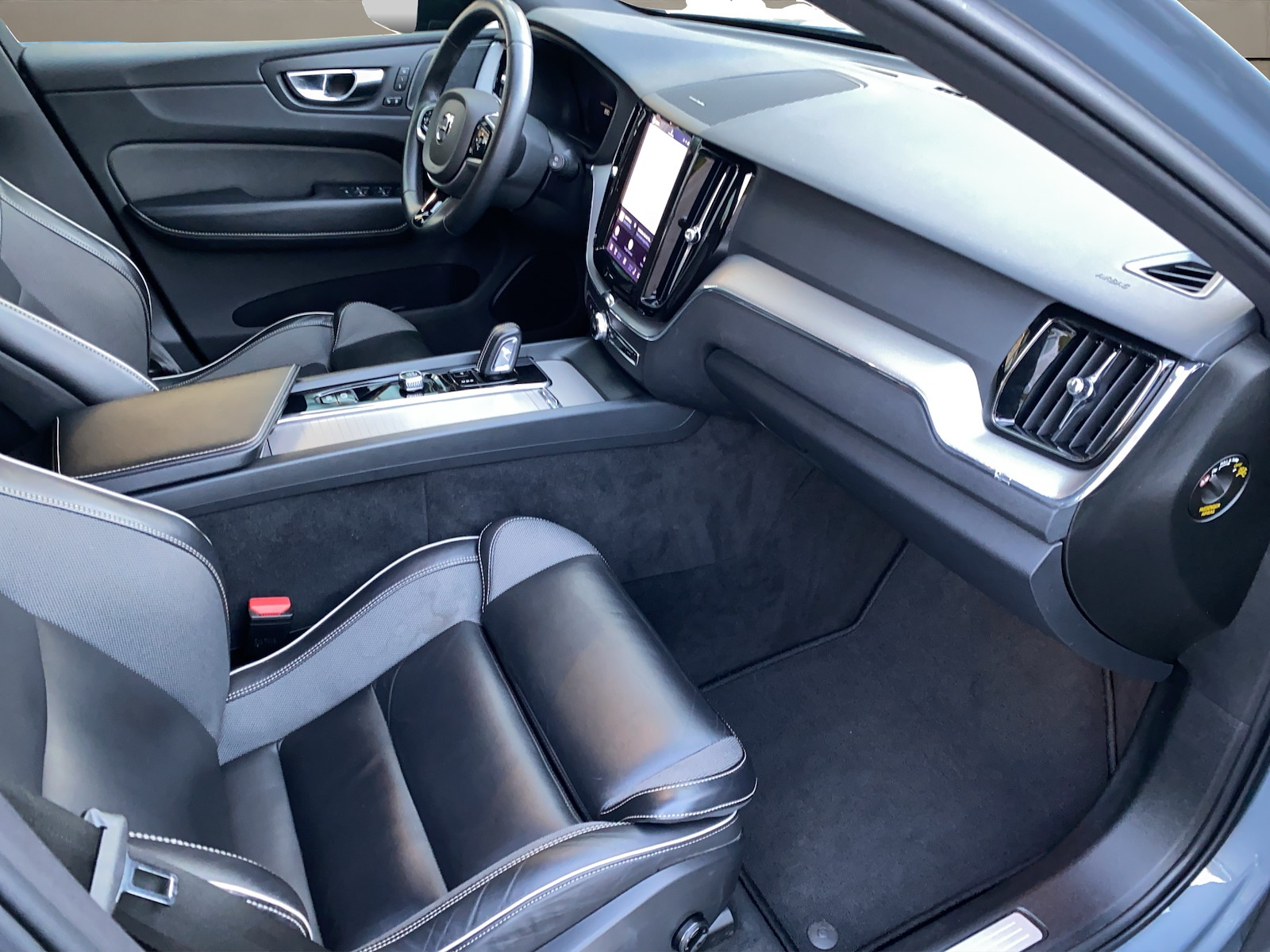 VOLVO XC60 2.0 B4 MH R-Design AWD-image-10