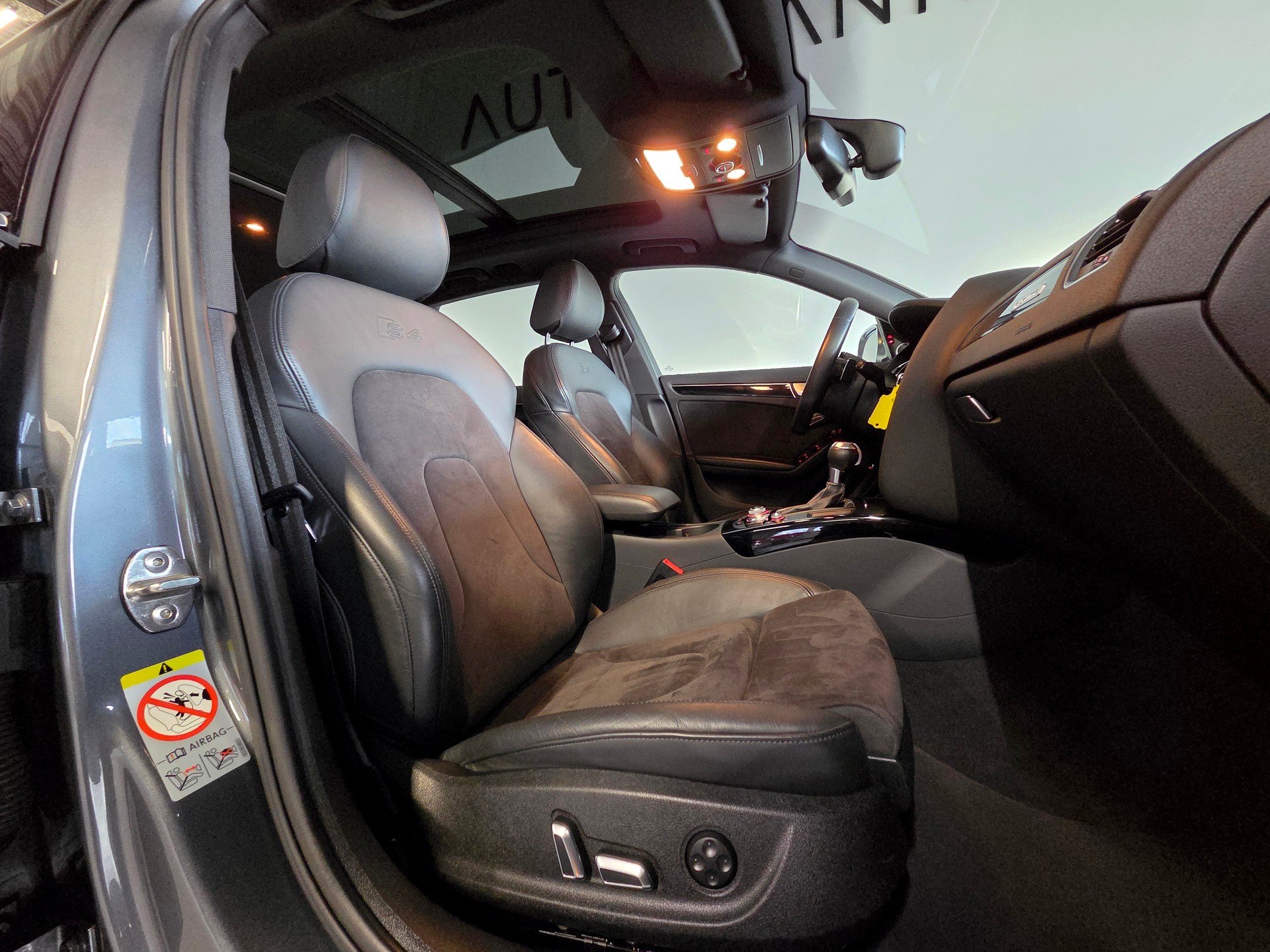AUDI S4 Avant 3.0 V6 TFSI quattro S-Tronic-image-11