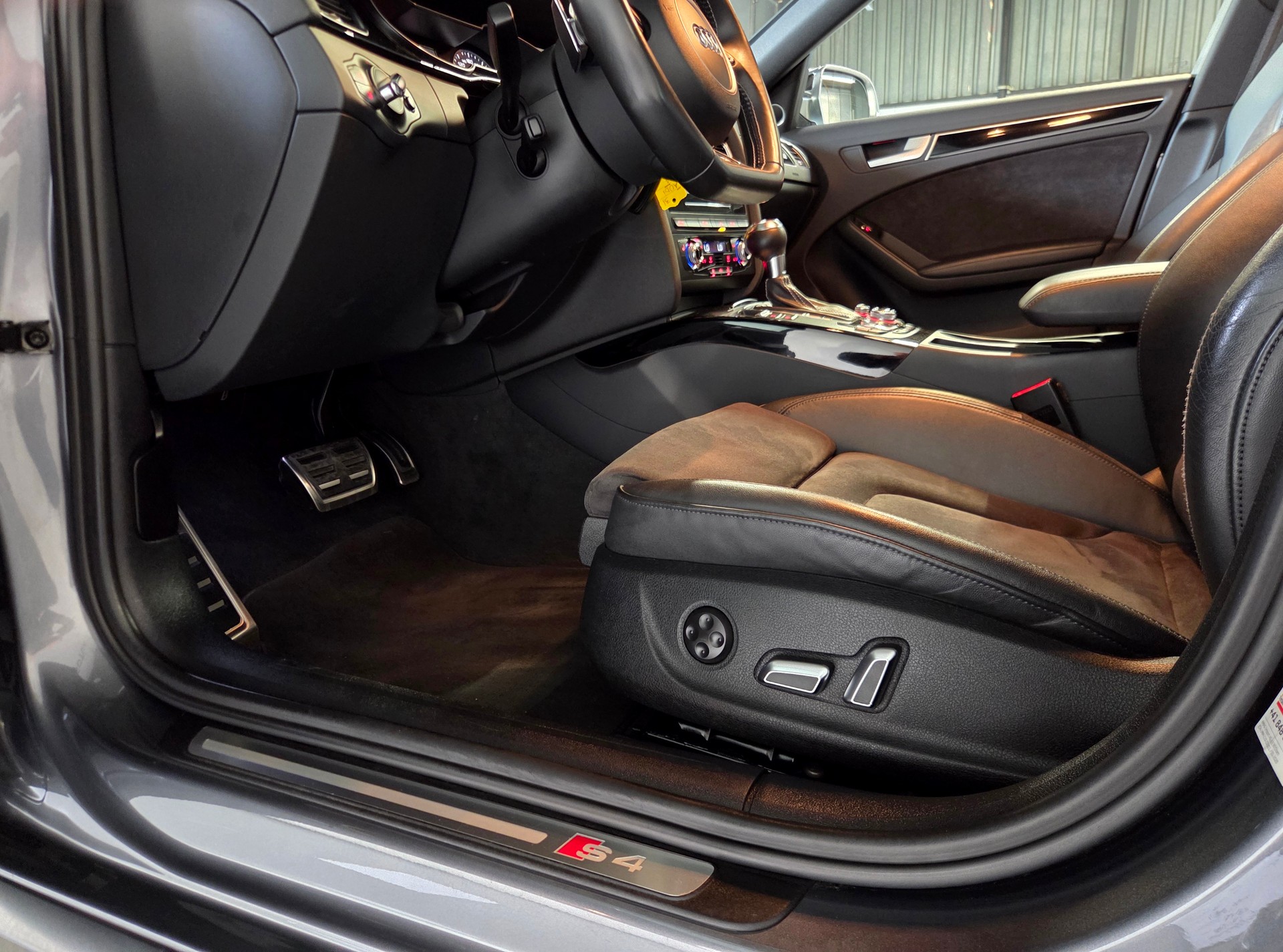 AUDI S4 Avant 3.0 V6 TFSI quattro S-Tronic-image-17