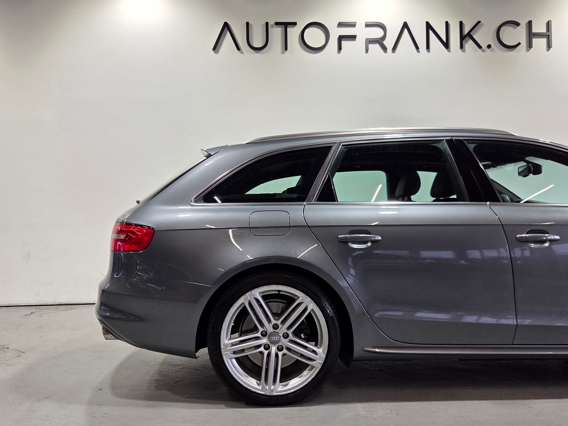 AUDI S4 Avant 3.0 V6 TFSI quattro S-Tronic-image-8