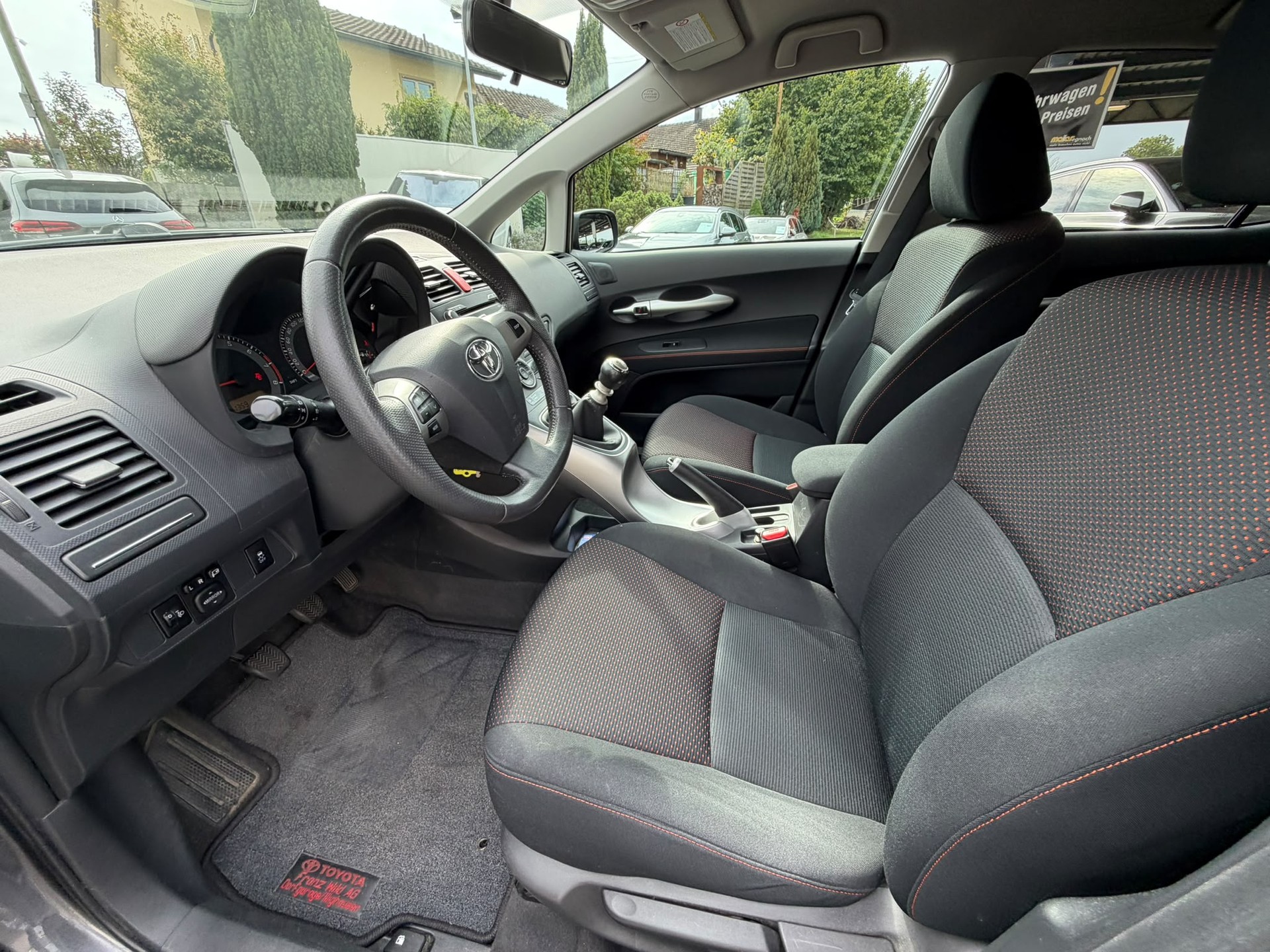 TOYOTA Auris 1.8 S-image-12