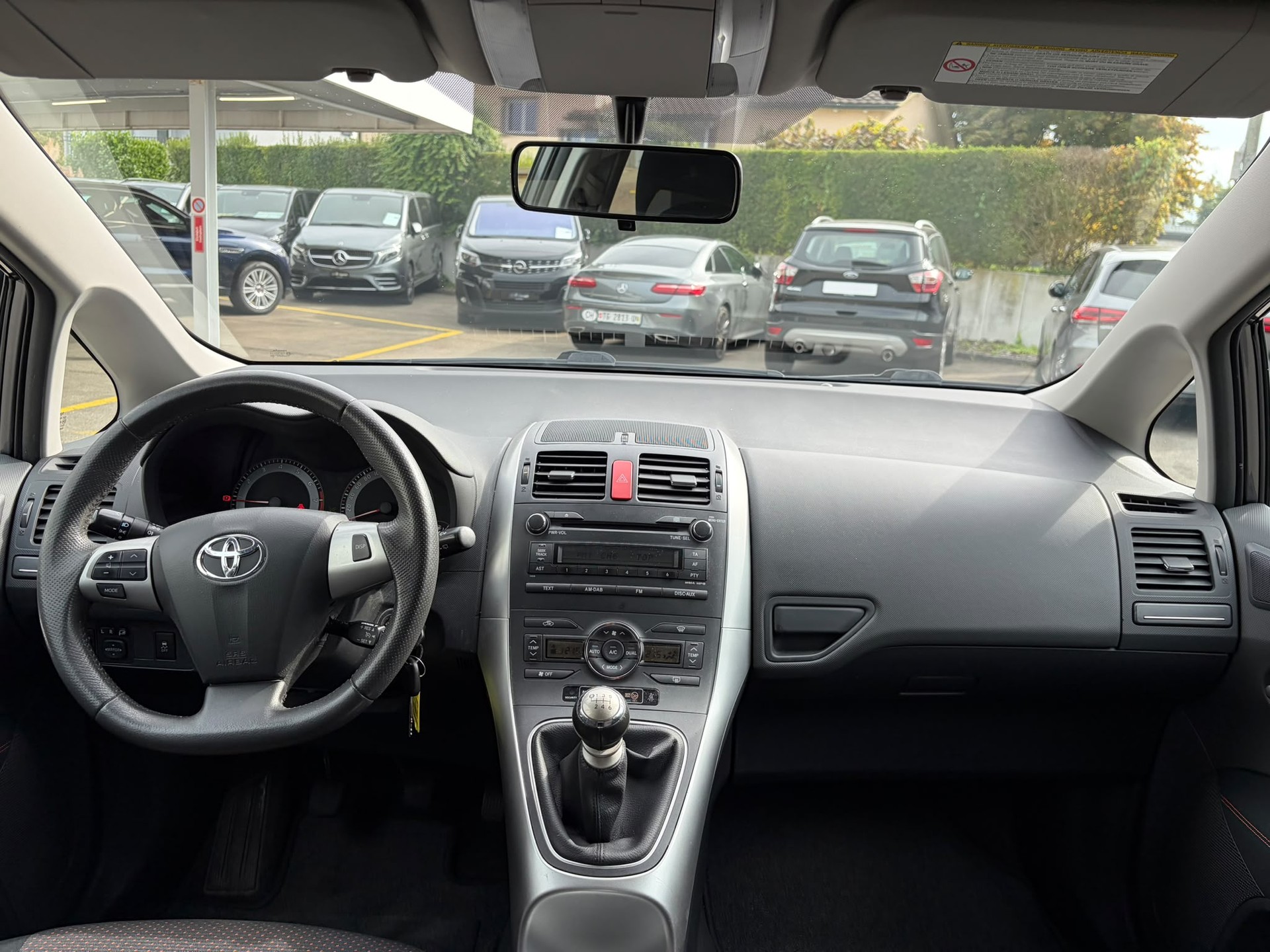 TOYOTA Auris 1.8 S-image-9
