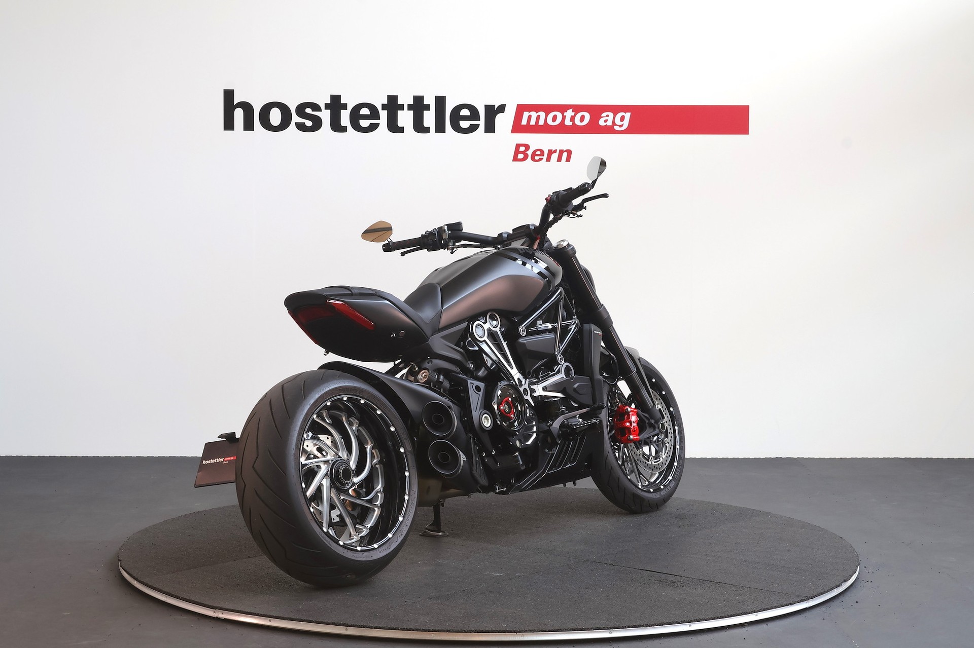 DUCATI X Diavel Nera-showroom-element-2