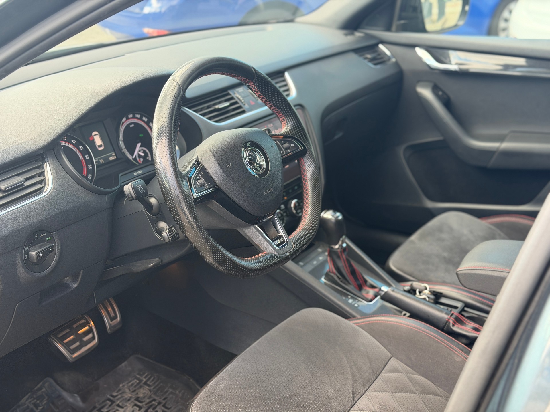 SKODA Octavia Combi 2.0 TDI RS 4x4 DSG-image-10