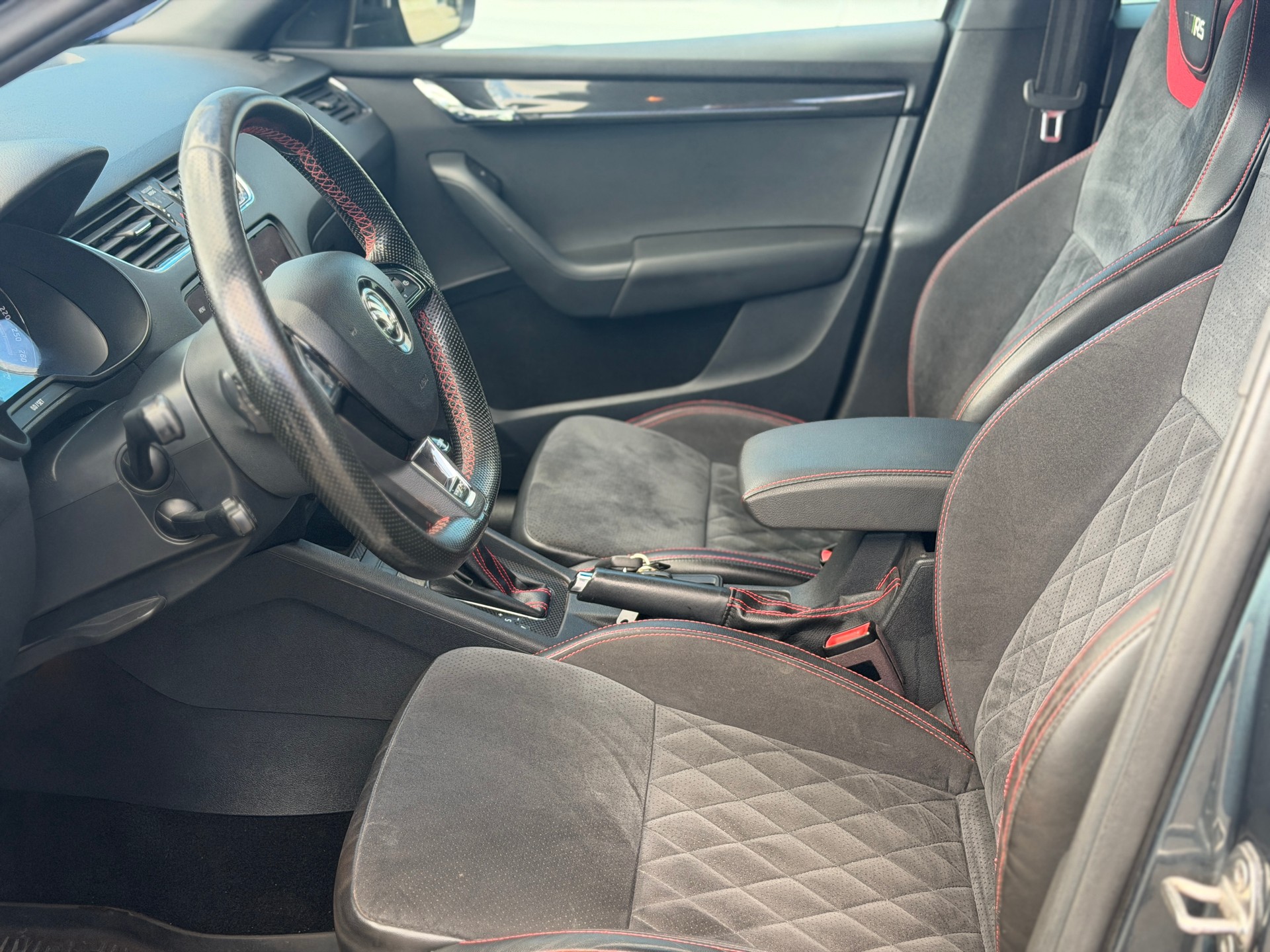 SKODA Octavia Combi 2.0 TDI RS 4x4 DSG-image-9