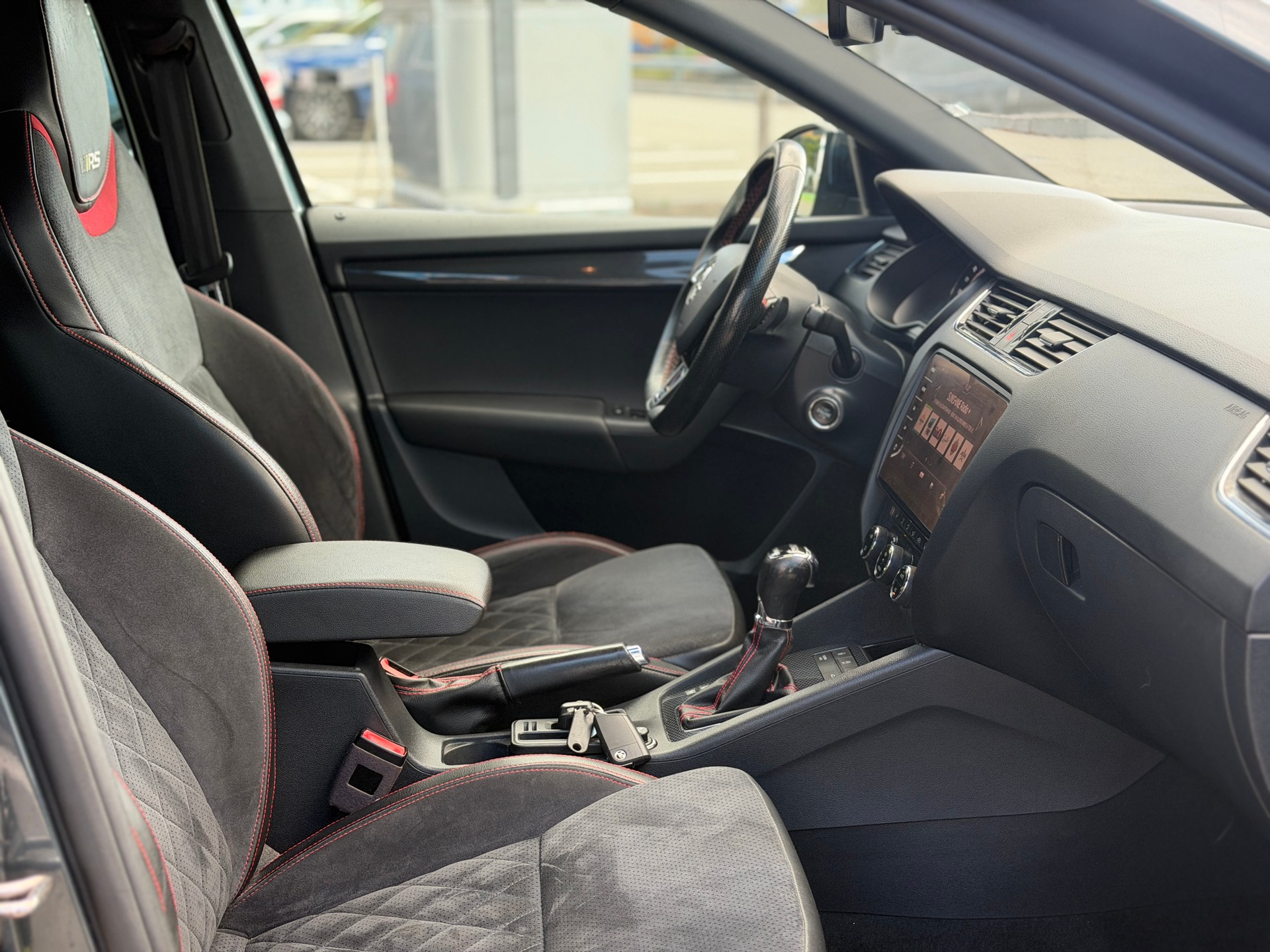 SKODA Octavia Combi 2.0 TDI RS 4x4 DSG-image-21