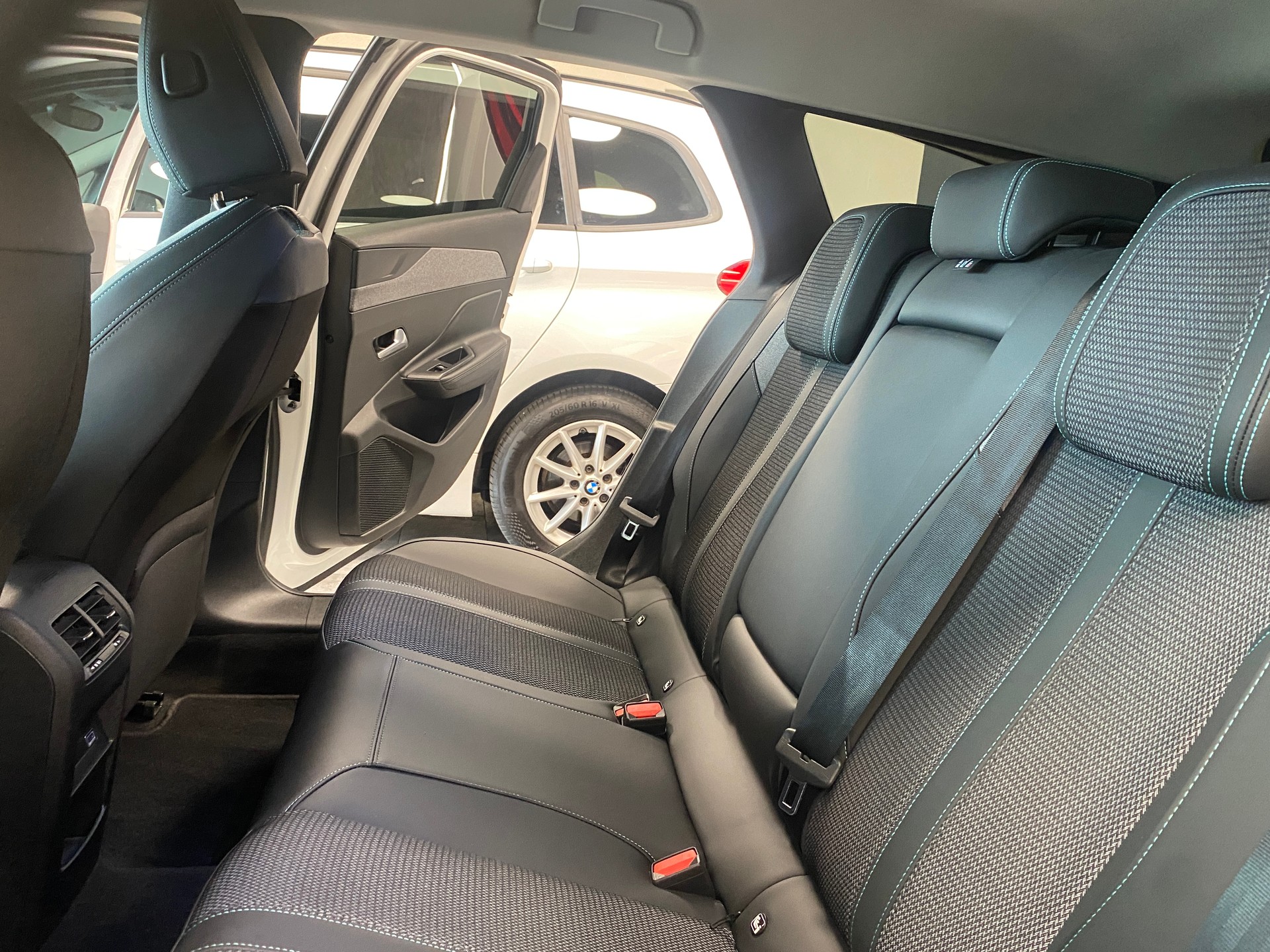 PEUGEOT 308 SW 1.5 BlueHDI Allure Pack EAT8-image-8