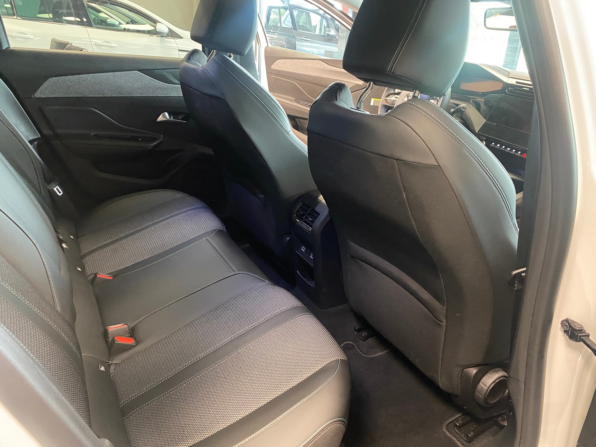 PEUGEOT 308 SW 1.5 BlueHDI Allure Pack EAT8-image-6