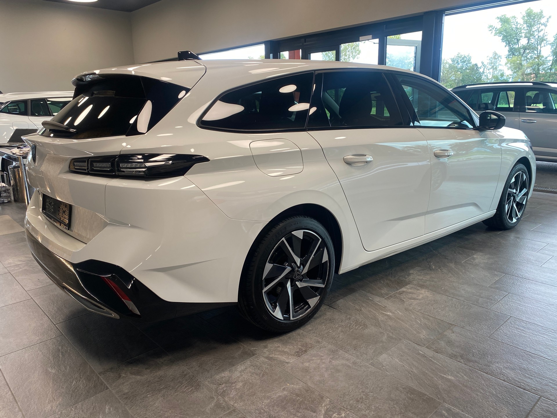 PEUGEOT 308 SW 1.5 BlueHDI Allure Pack EAT8-image-2