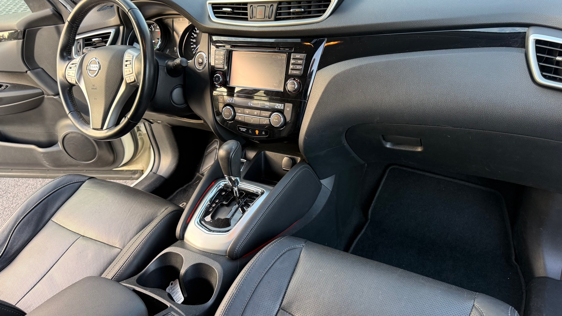 NISSAN Qashqai 1.2 DIG-T N-Connecta Xtronic CVT-image-13