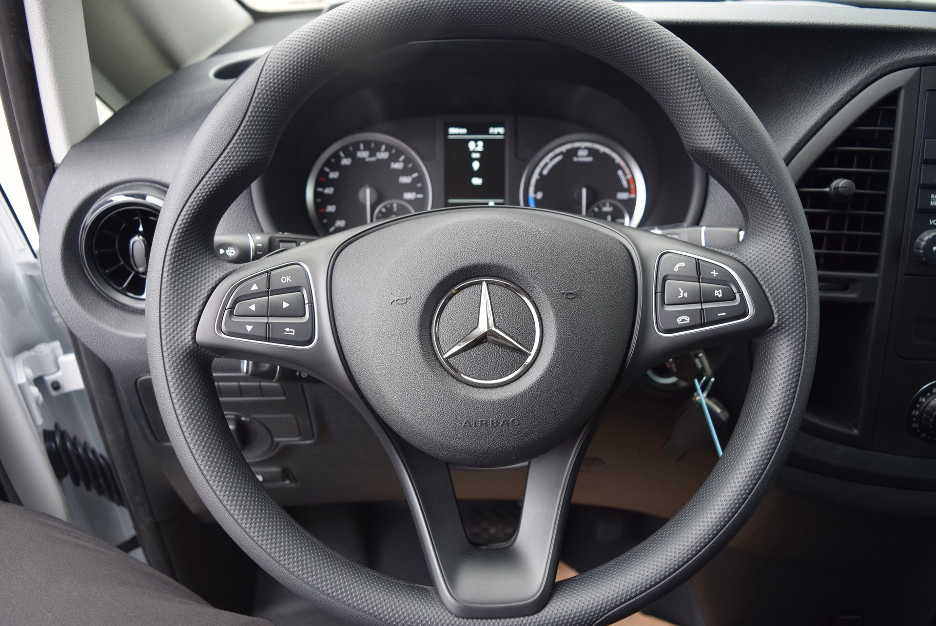 MERCEDES-BENZ eVito 112 KA 3200mm L-image-6