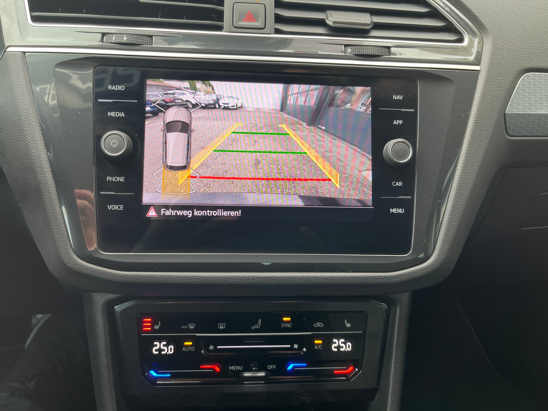 VW Tiguan 2.0 TDI SCR Life 4Motion DSG-image-11