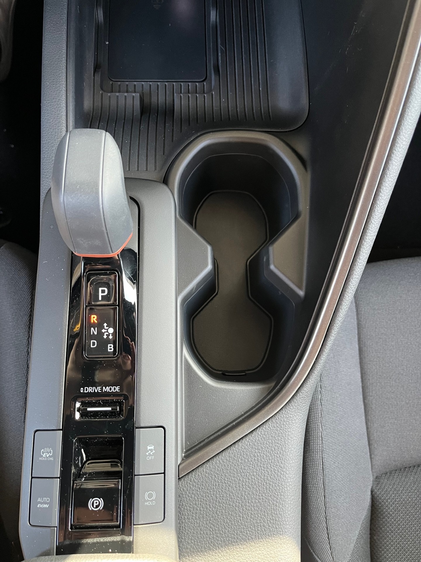 TOYOTA C-HR 2.0 PHEV CVT Swiss Edition-image-12