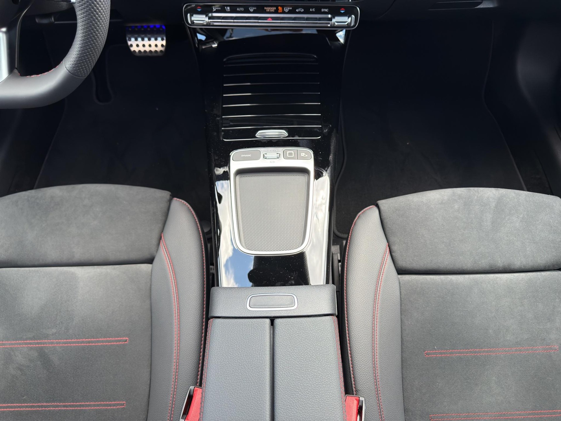 MERCEDES-BENZ A 200 AMG Line-image-11