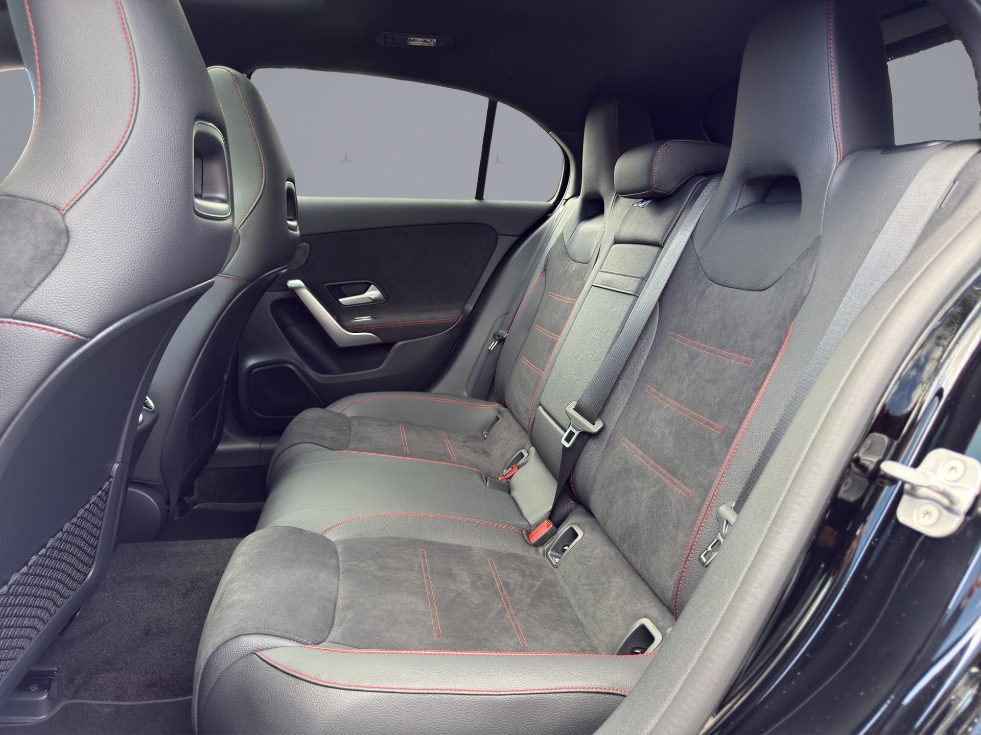 MERCEDES-BENZ A 200 AMG Line-image-9
