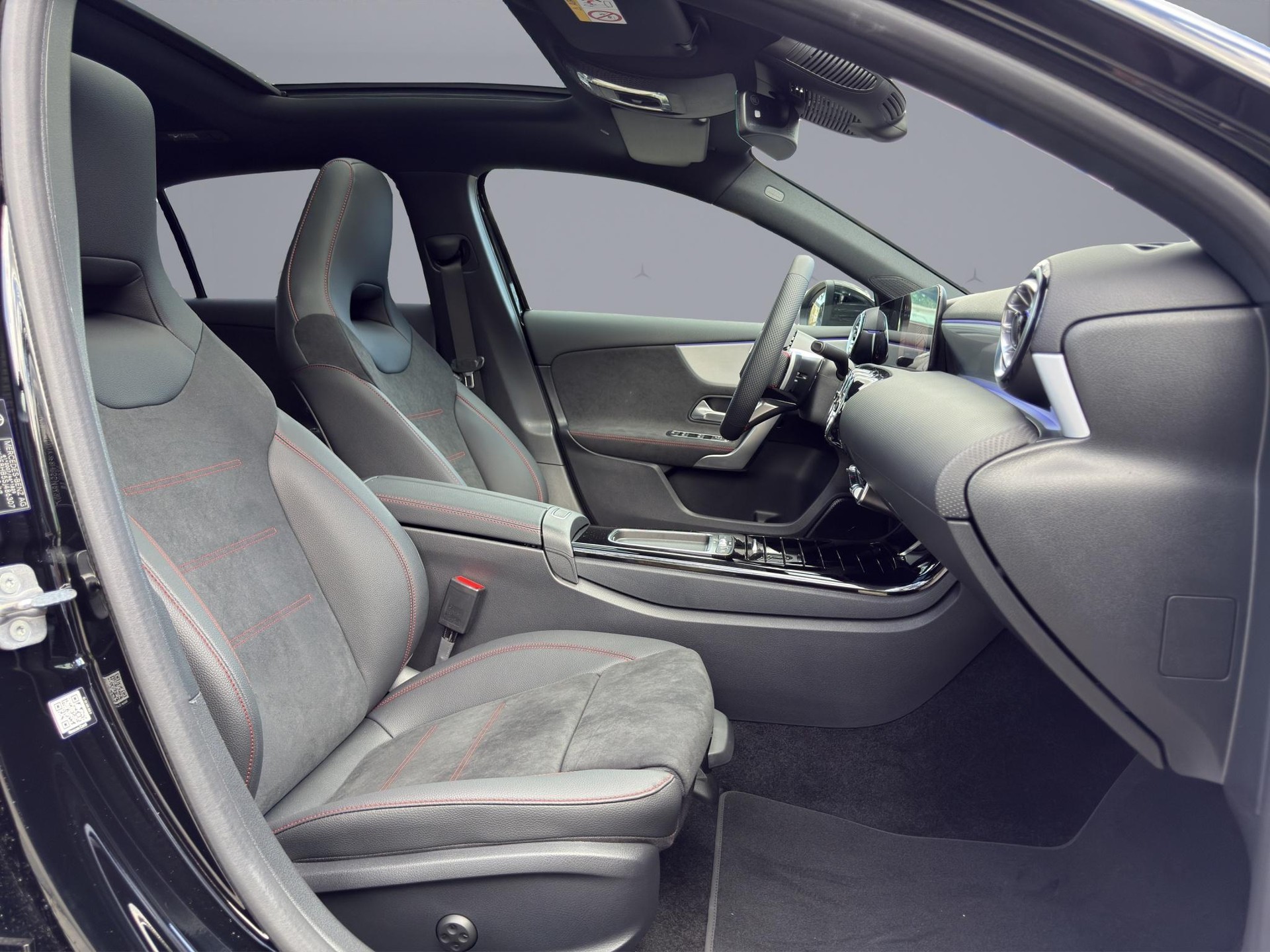 MERCEDES-BENZ A 200 AMG Line-image-13