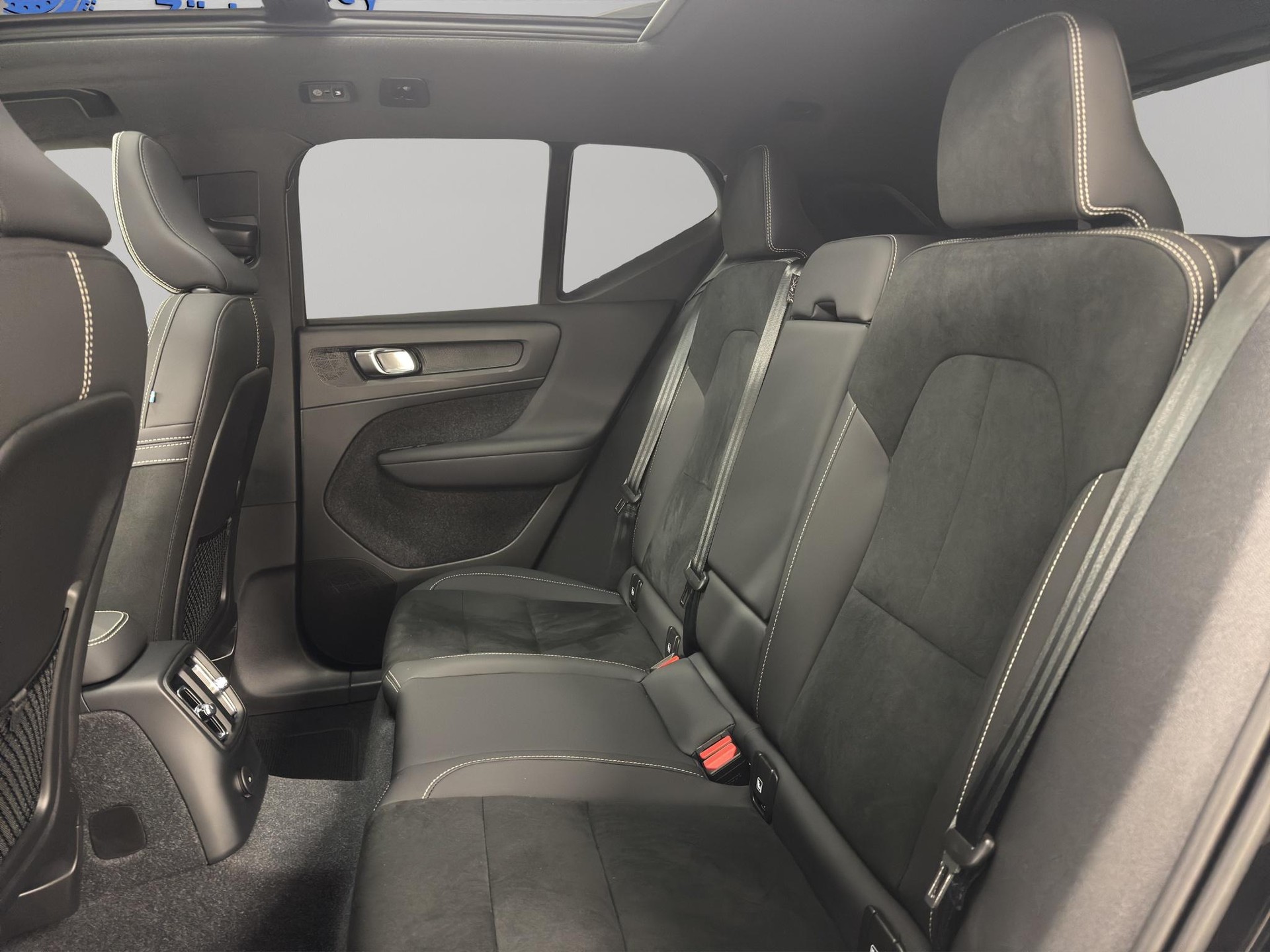 VOLVO XC40 1.5 T5 PiH Ultimate Dark-image-9
