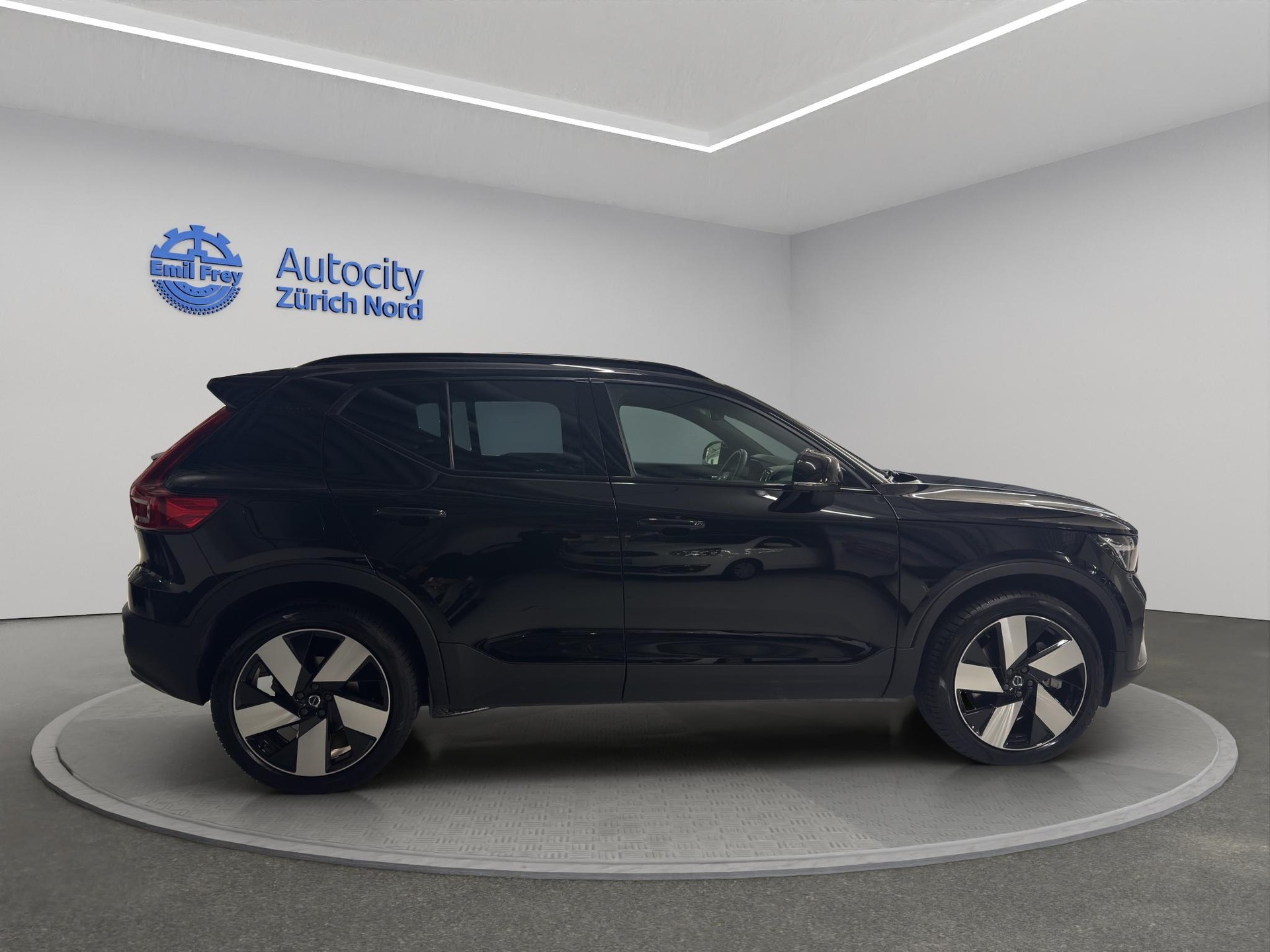 VOLVO XC40 1.5 T5 PiH Ultimate Dark-image-4